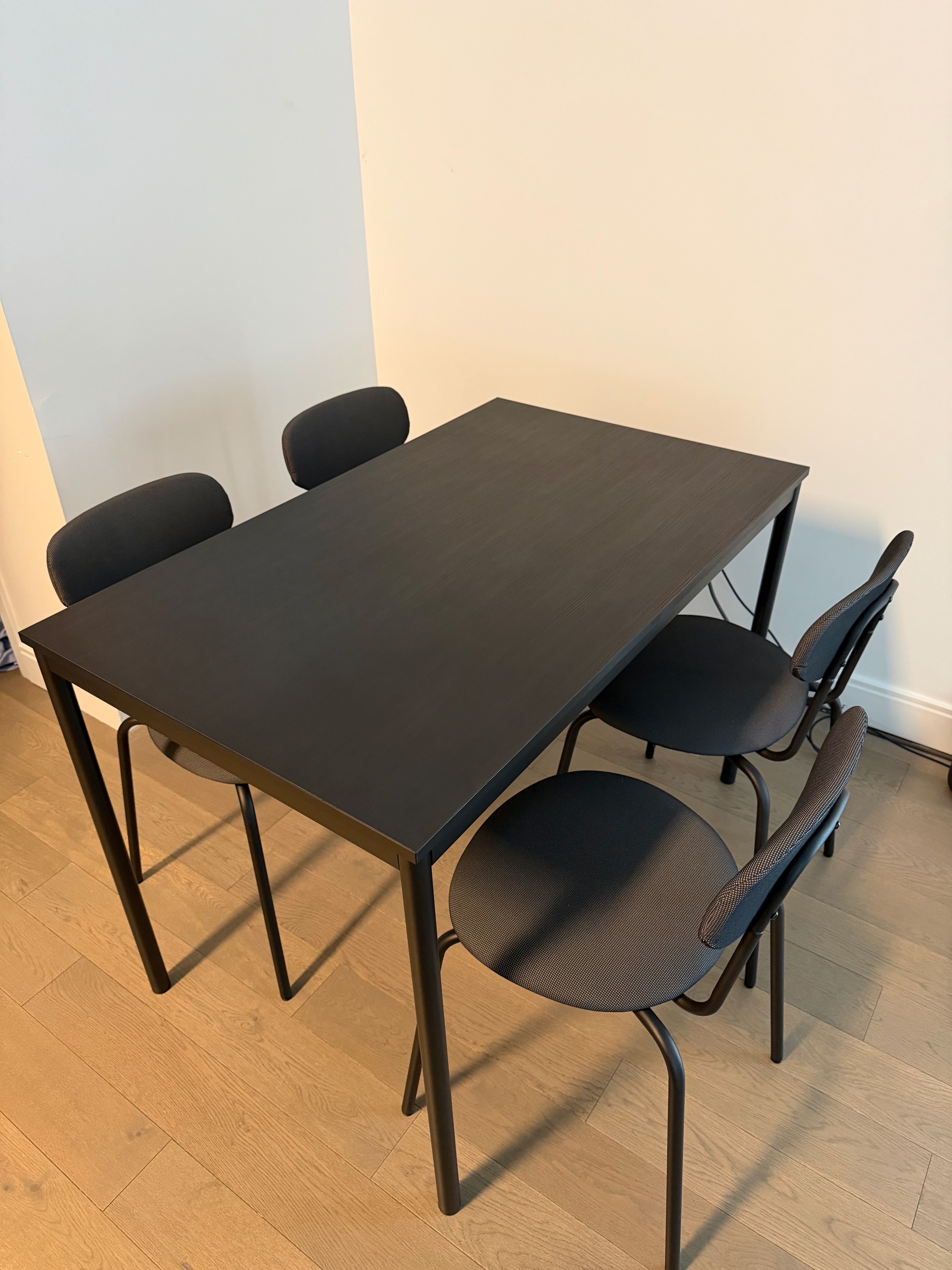 Table + 4 chairs