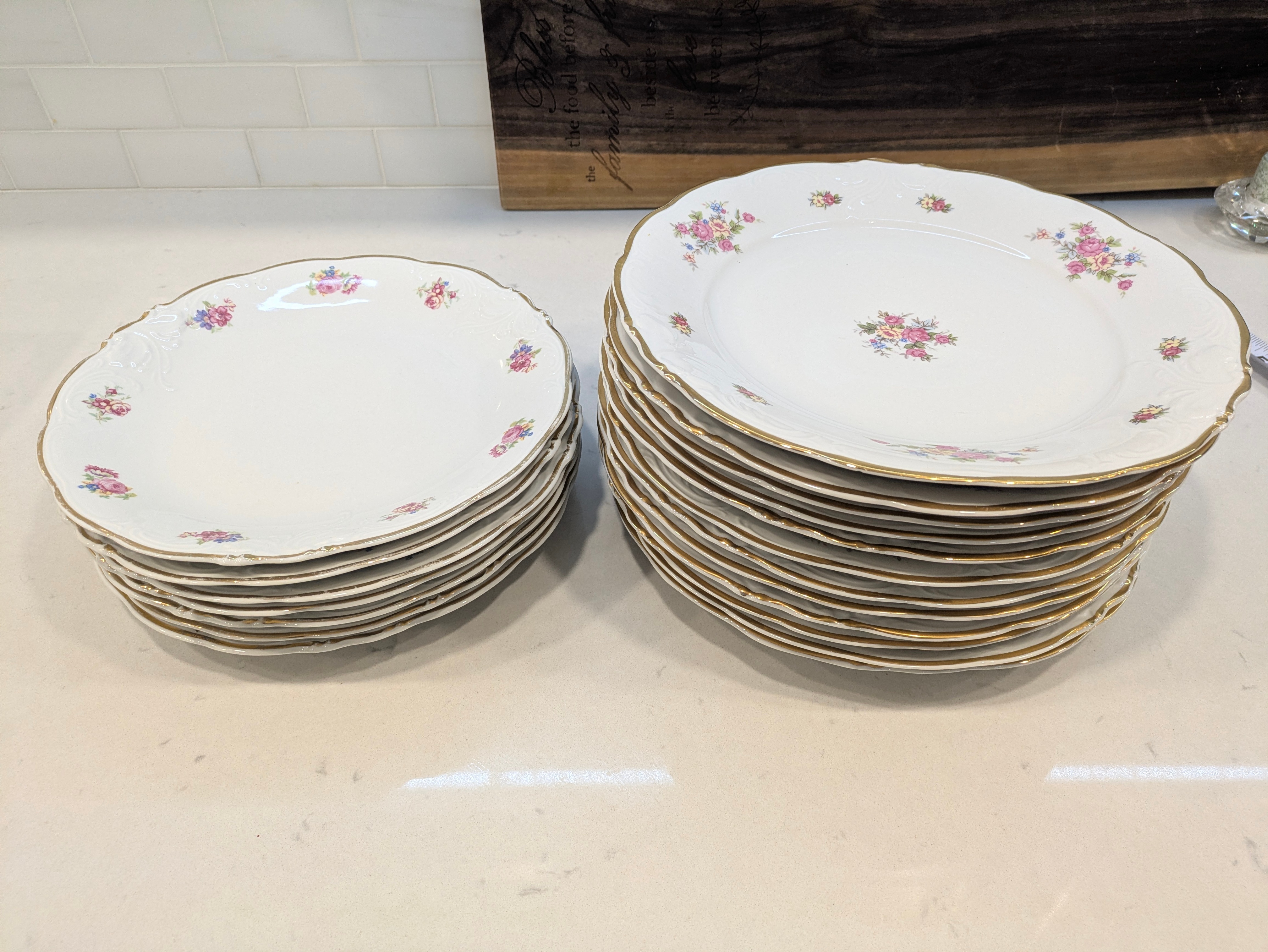 Vintage Floral Dinner Plates (19 Plates Total) - photo 4
