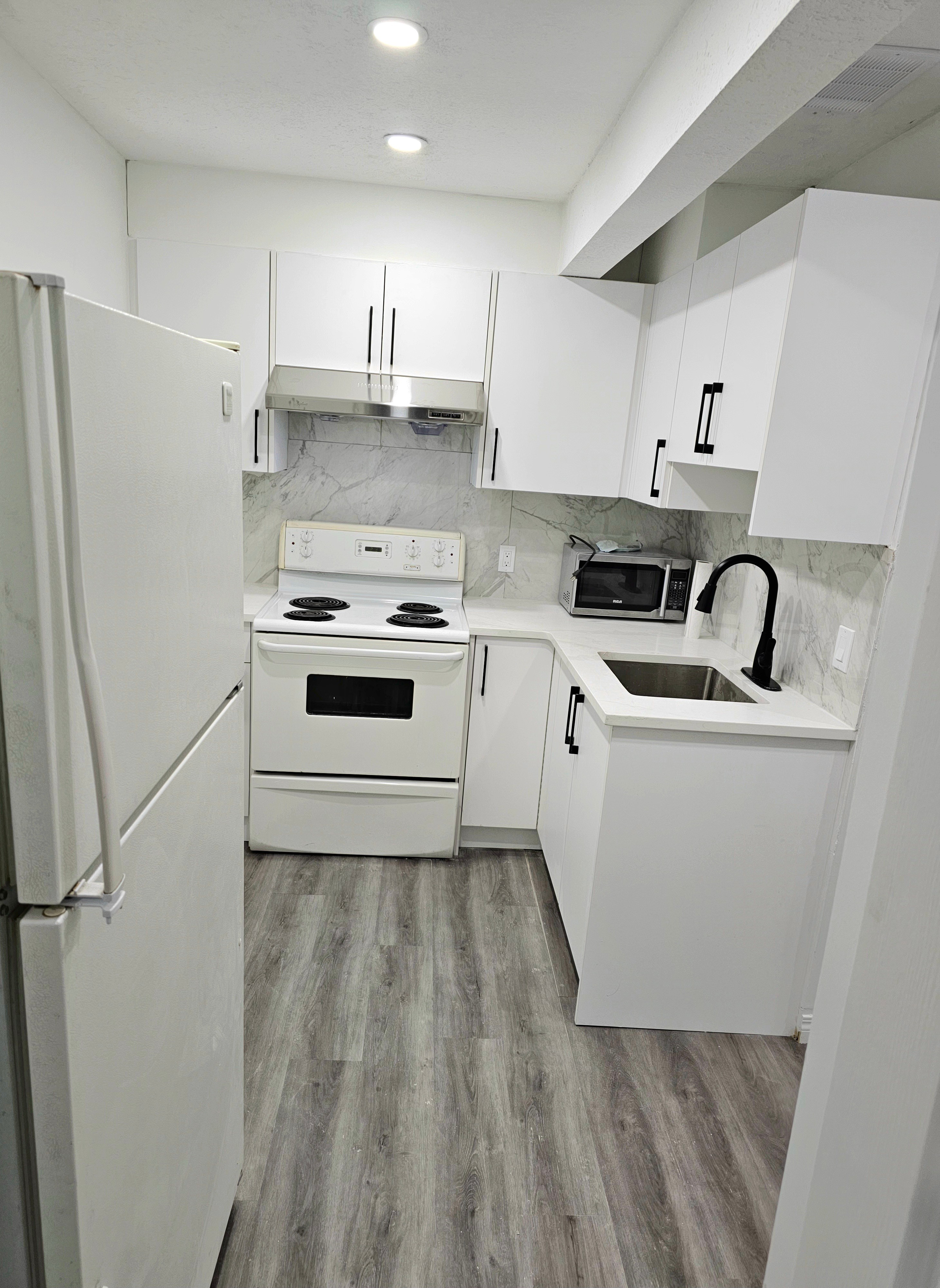 1 Bedroom + den Basement at Saddlecrest blvd NE-$1000/m + 40% - photo 3