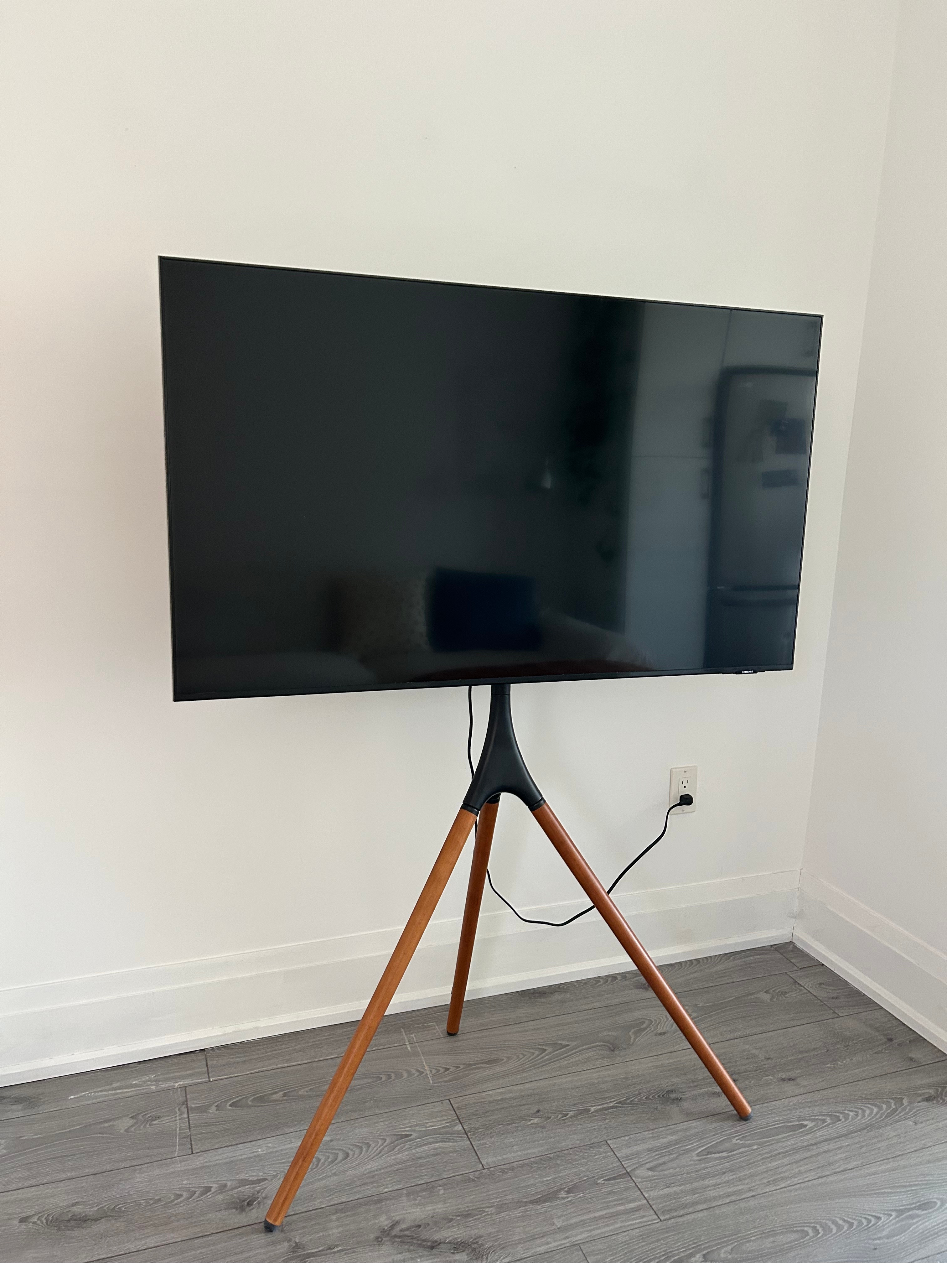 50" Samsung 4K Smart TV + VIVO Wood Easel Stand Bundle