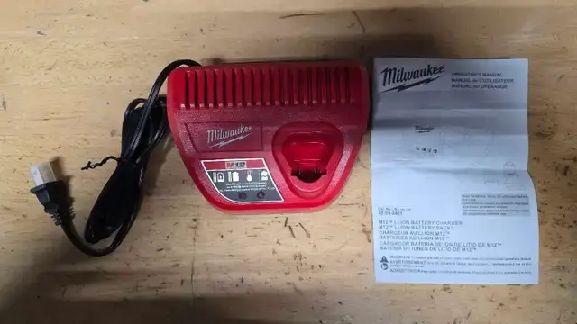 Milwaukee 12-Volt Lithium-ion Battery Charger (48-59-2401