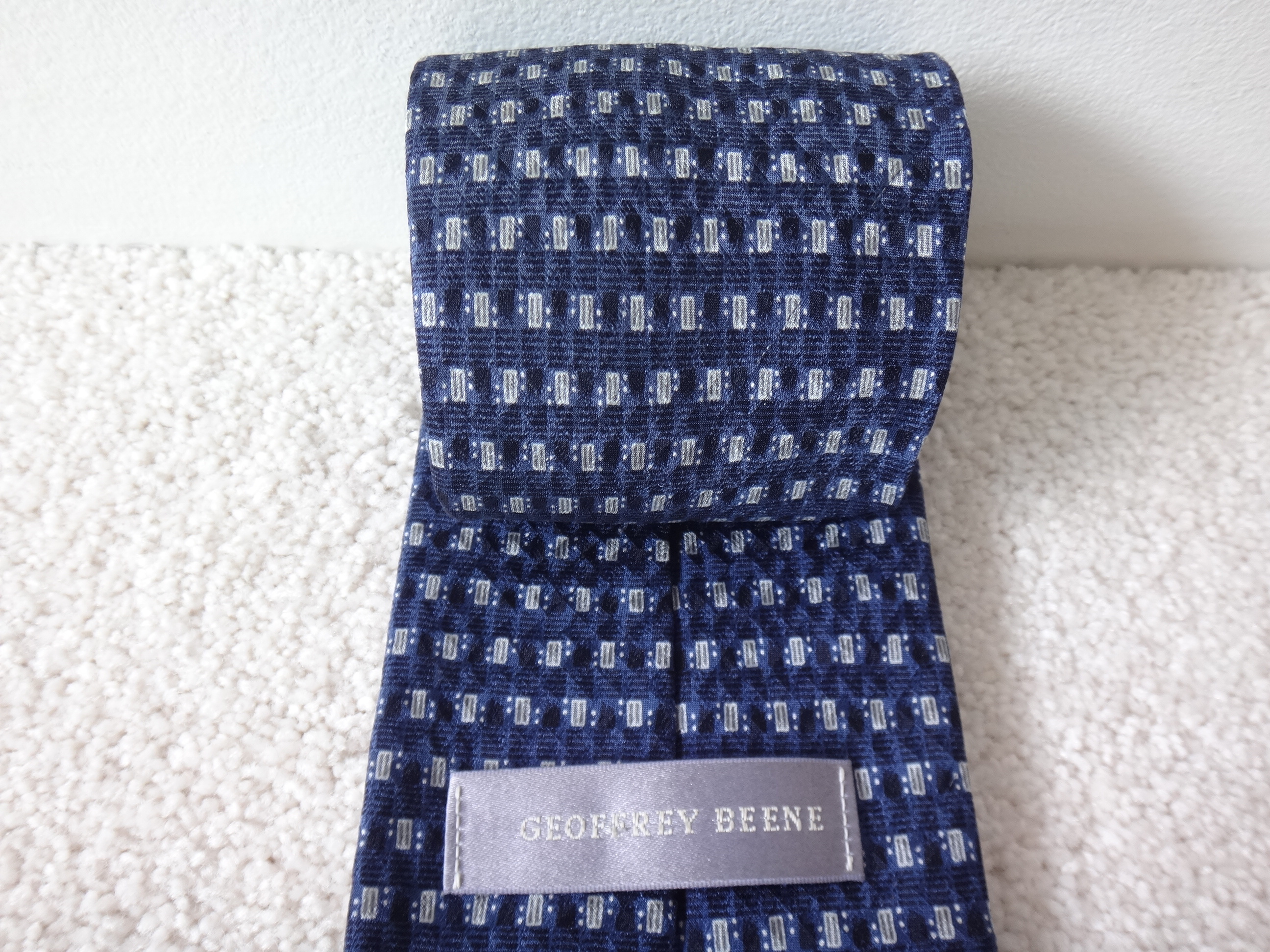 ✅♻️GEOFFREY BEENE Men's Blue & White Pattern Silk Tie - photo 3