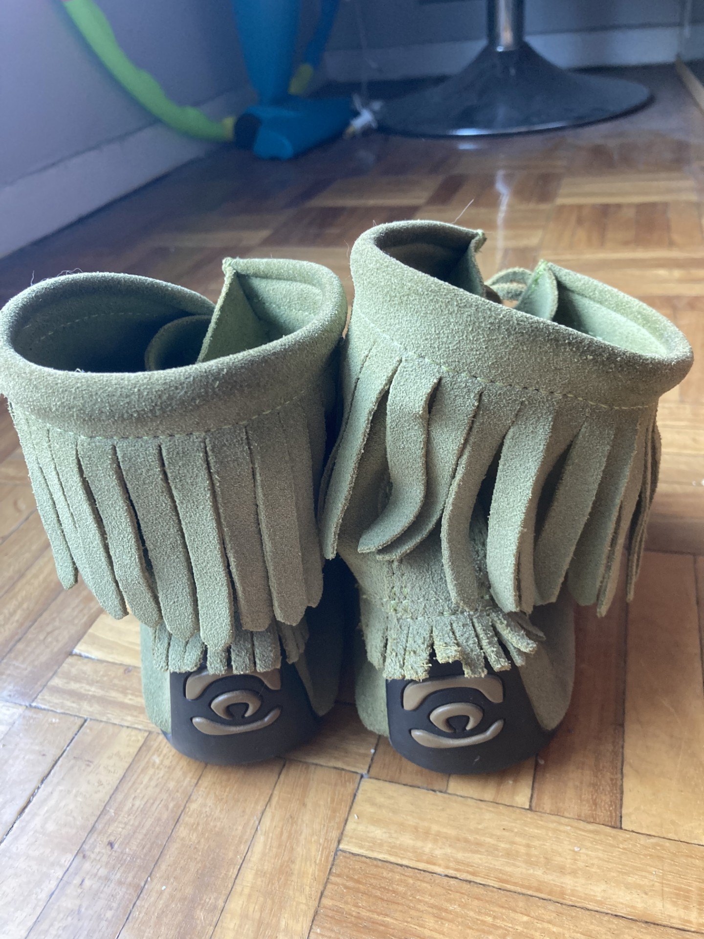 Manitobah Mukluks sage green suede moccasins (Women's size 9) - photo 3