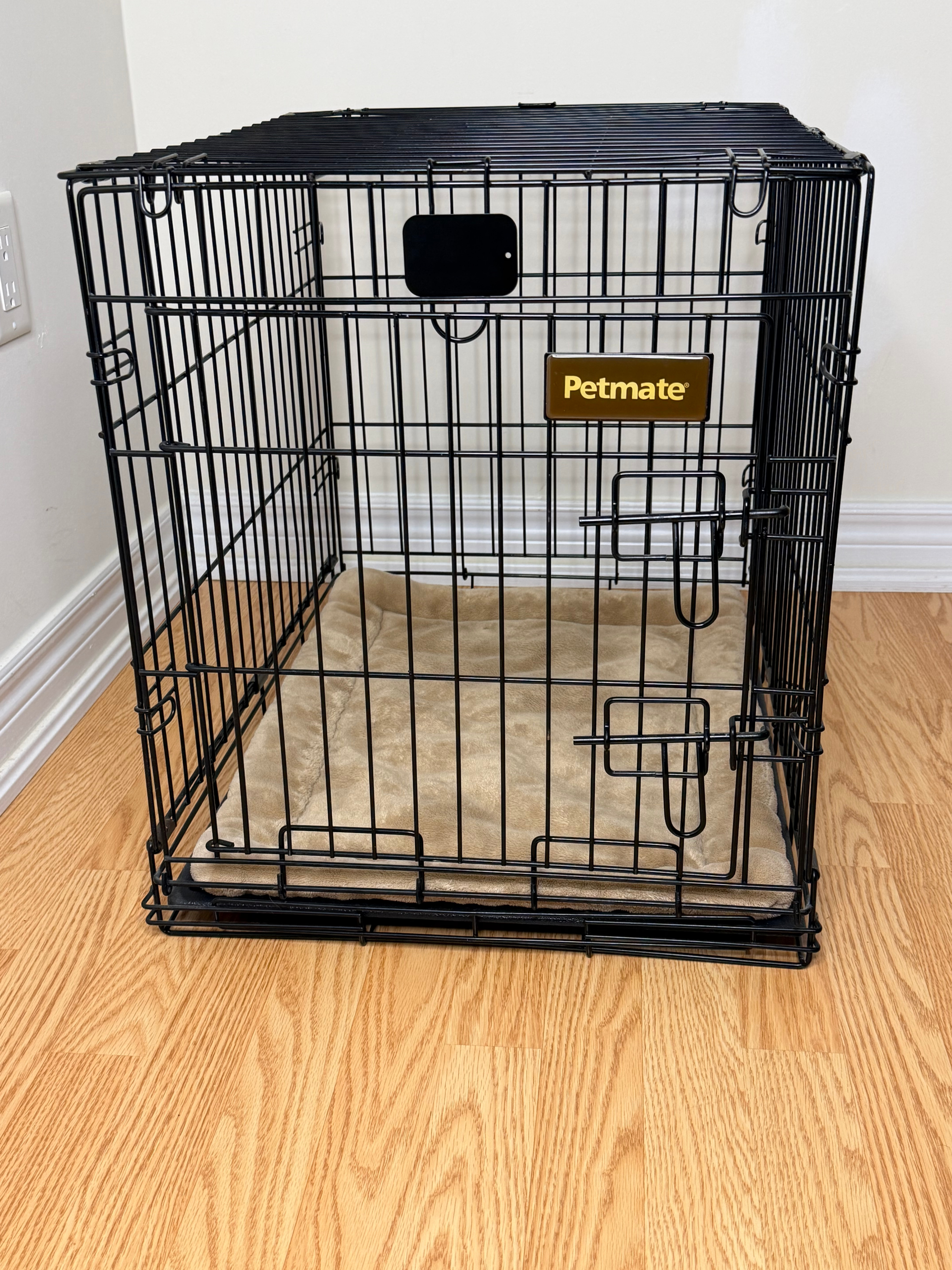 Petmate Metal Dog Crate/Kennel with Mat - Excellent Condition
