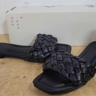 New Women's sandals - read description