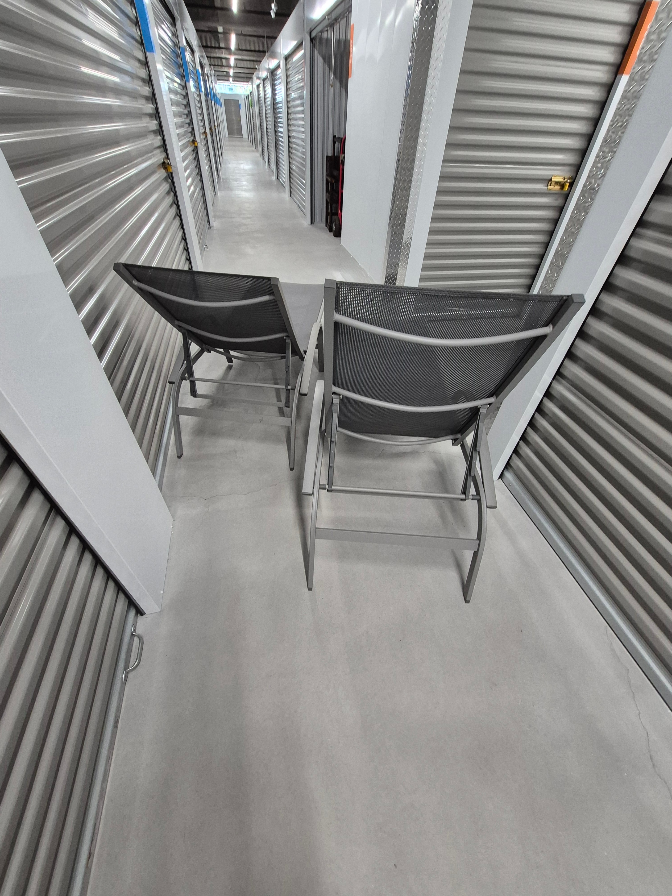 2 Lounge Chairs - photo 3