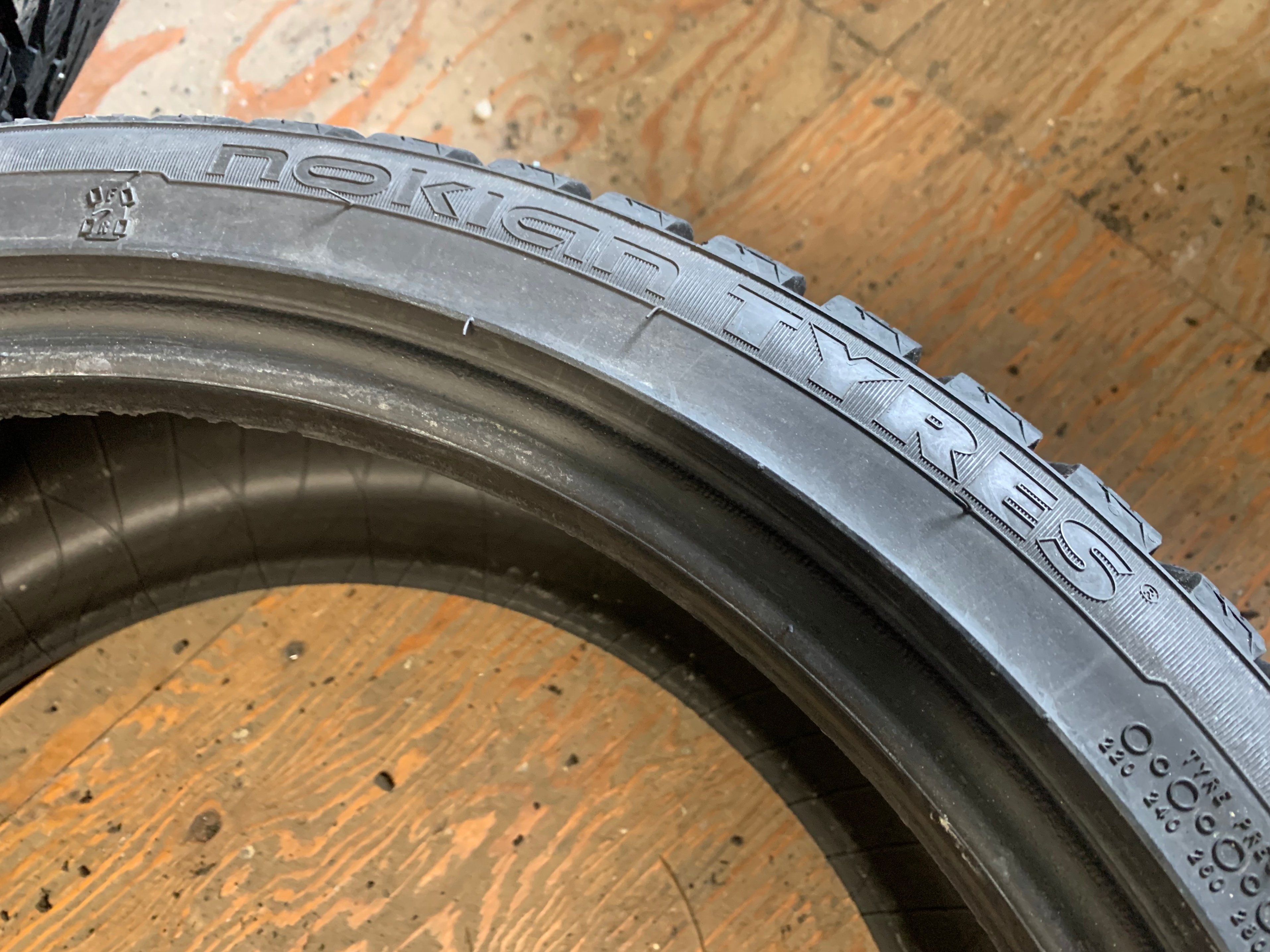 PAIR of 225/40/18 92T M+S Nokian hakkapeliitta 10 studded 90% - photo 4