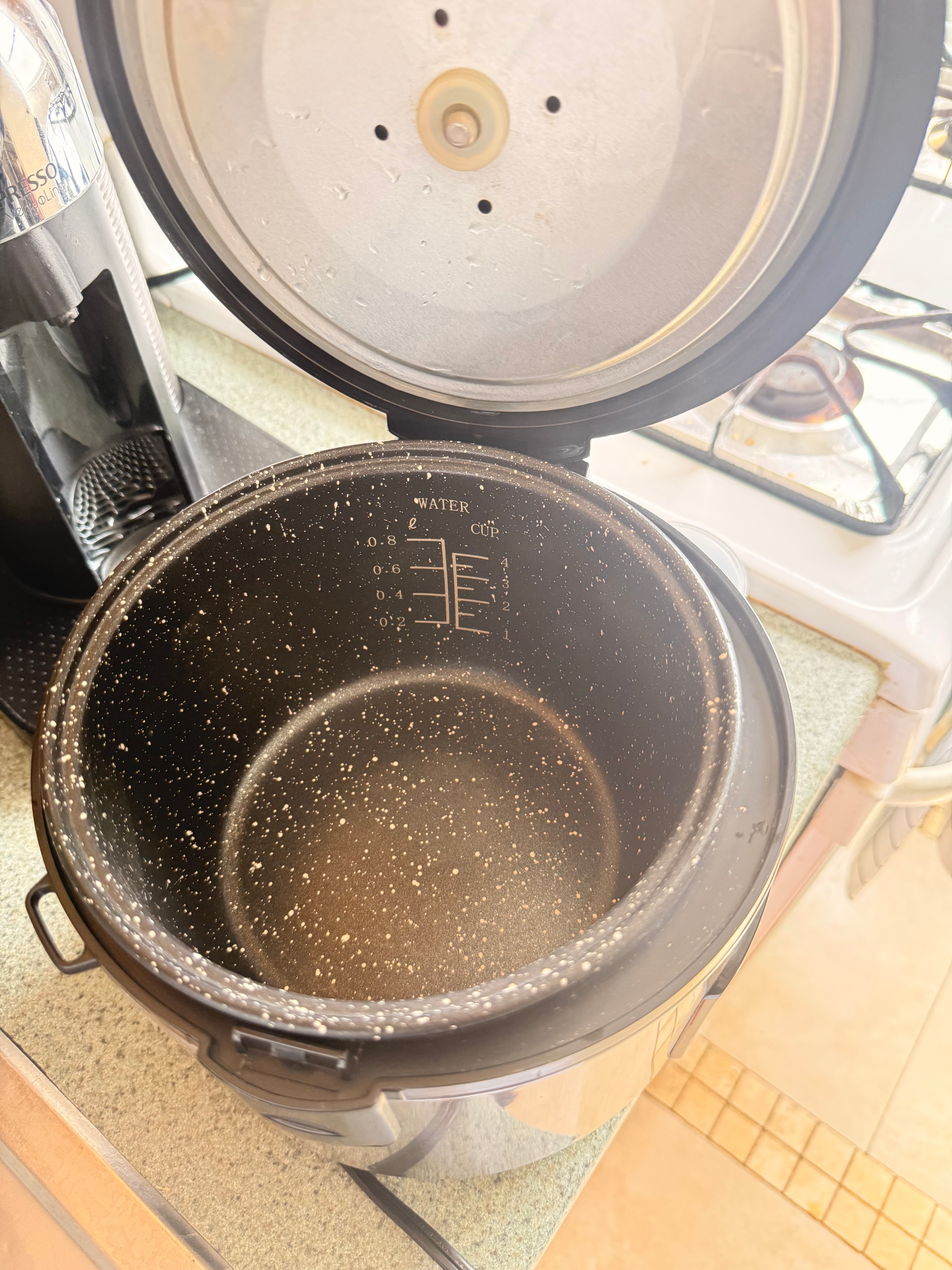 Aroma rice cooker with steam tray
