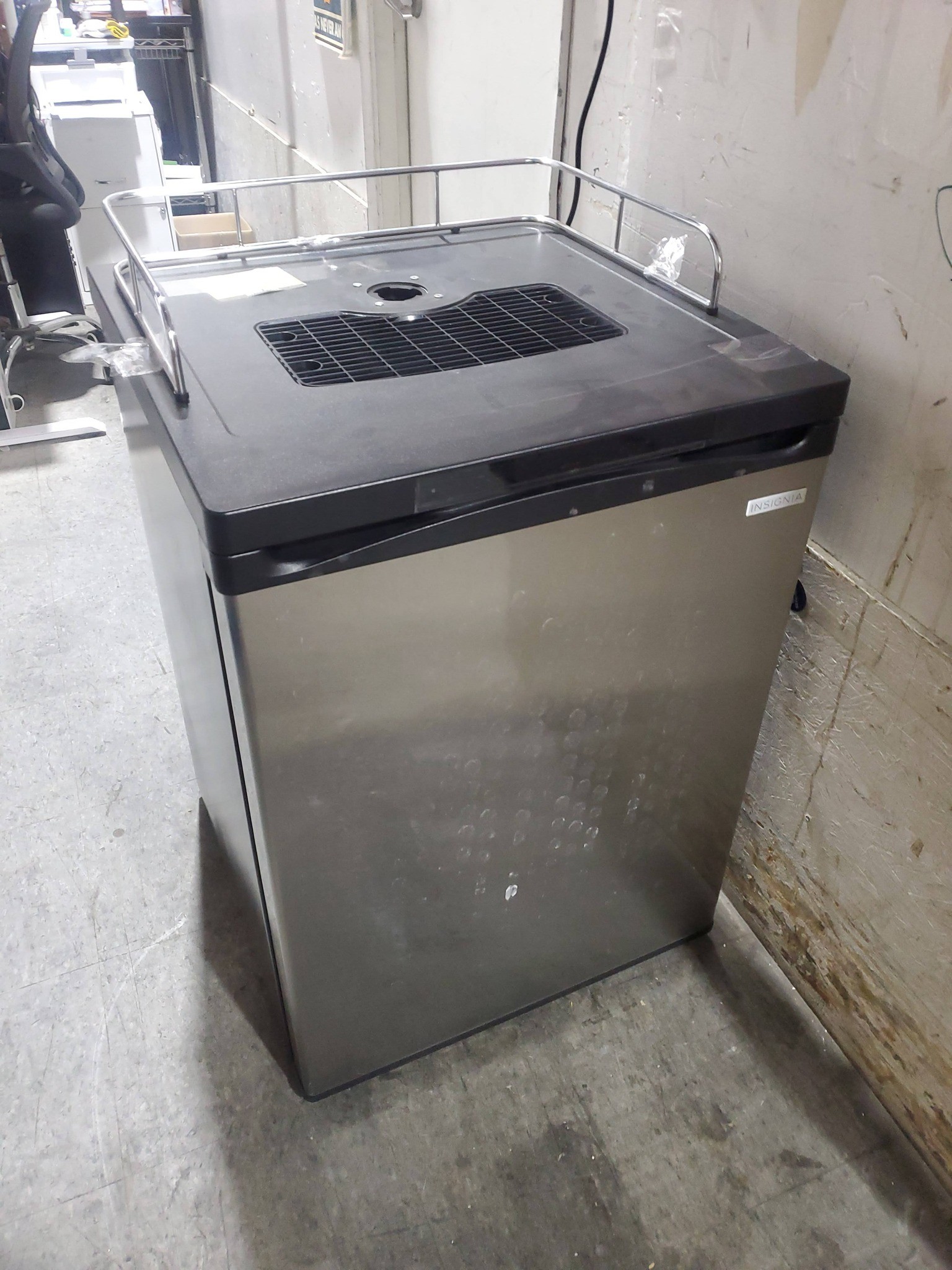 Insignia 2‑Tap Kegerator (NS‑BK2TSS6) - photo 2