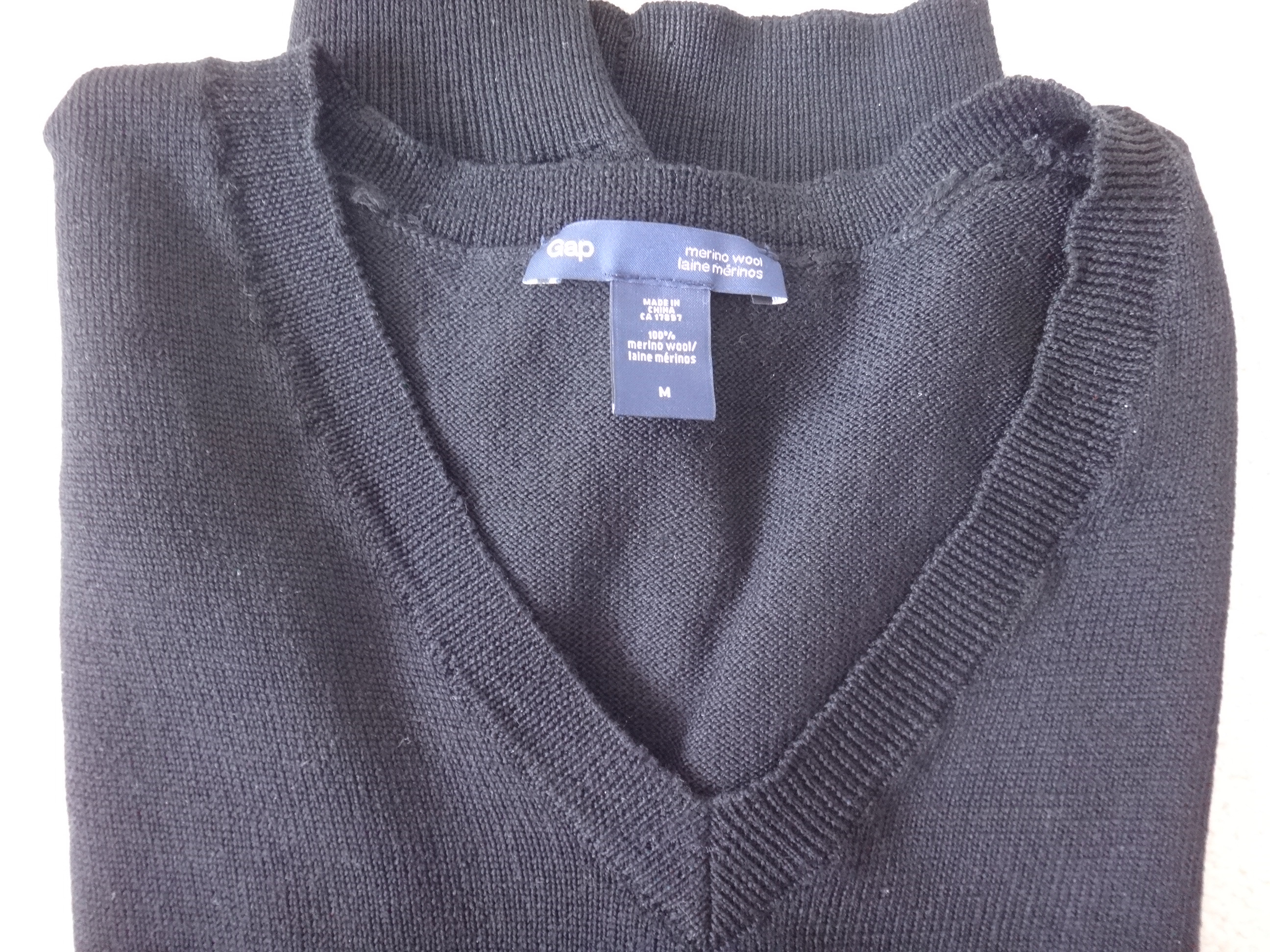 ✅♻️Gap Men's Medium Merino Wool Black V-Neck Sweater - photo 3