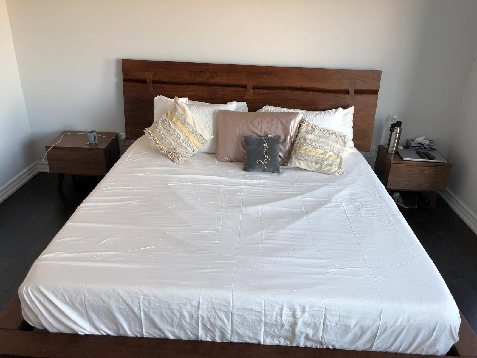 King Size Solid Wood Platform Bed  + 2 side tables - photo 2