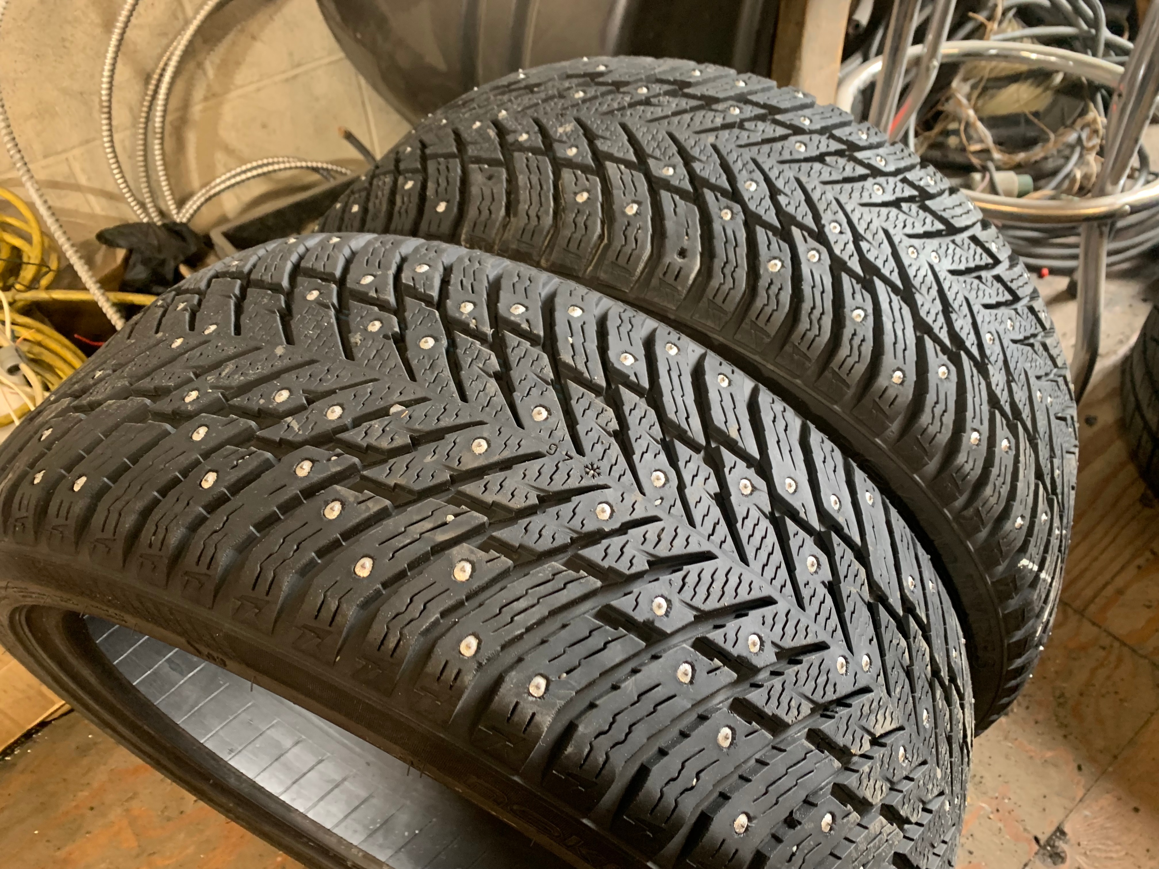 PAIR of 225/40/18 92T M+S Nokian hakkapeliitta 10 studded 90% - photo 3