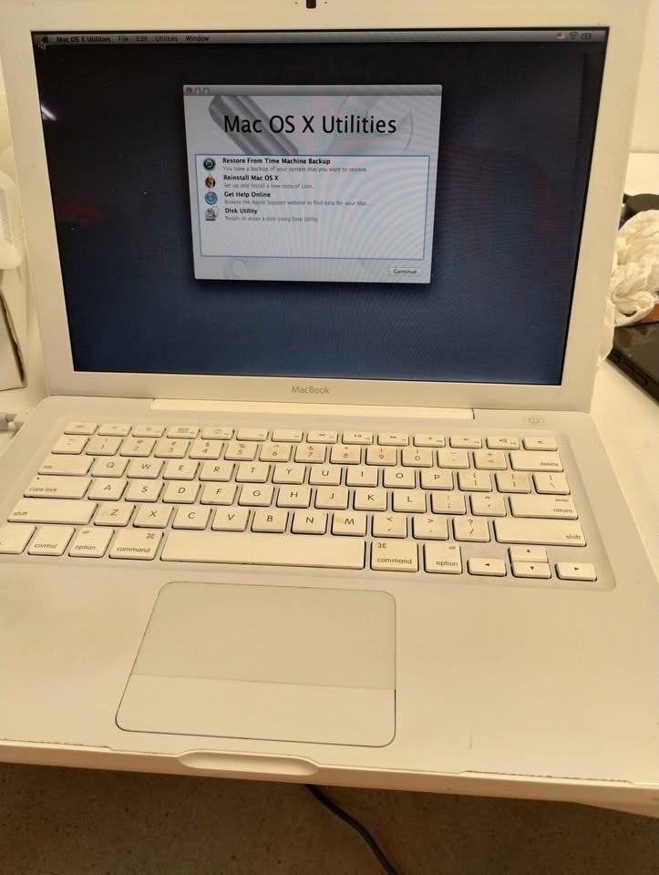 2009 MacBook 2.0Ghz Intel Core 2 Duo Processor 13"