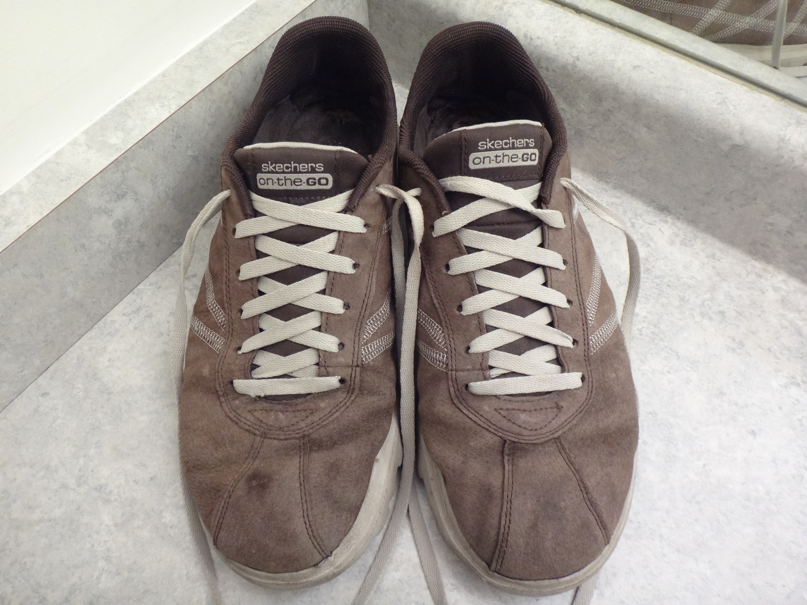 ✅♻️skechers Men's 9.5 Brown and Beige Lace Up Sneakers Shoes