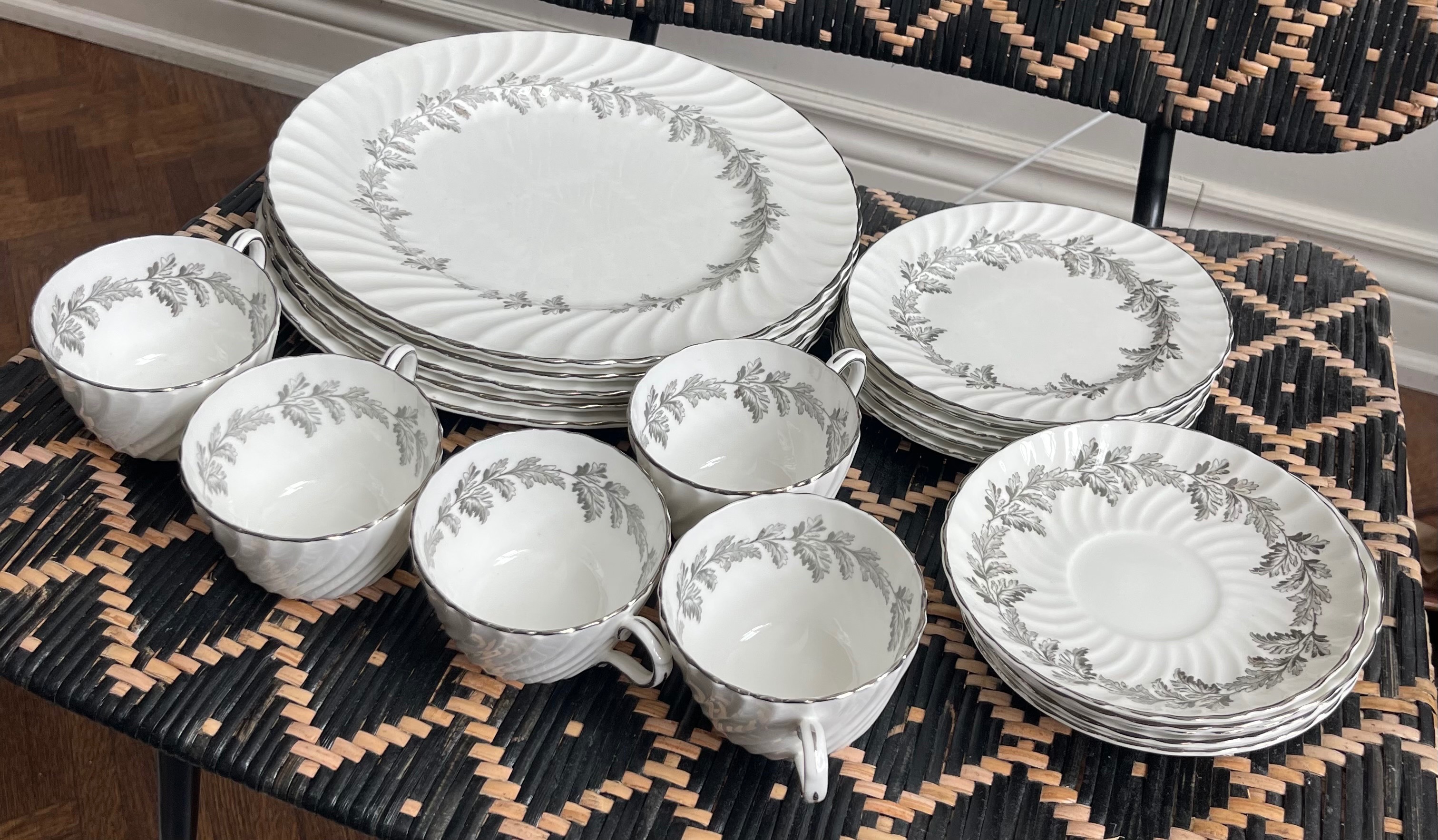 20pc Vintage Aynsley Oak Leaf Gray China Set (5 Place Settings) - photo 2