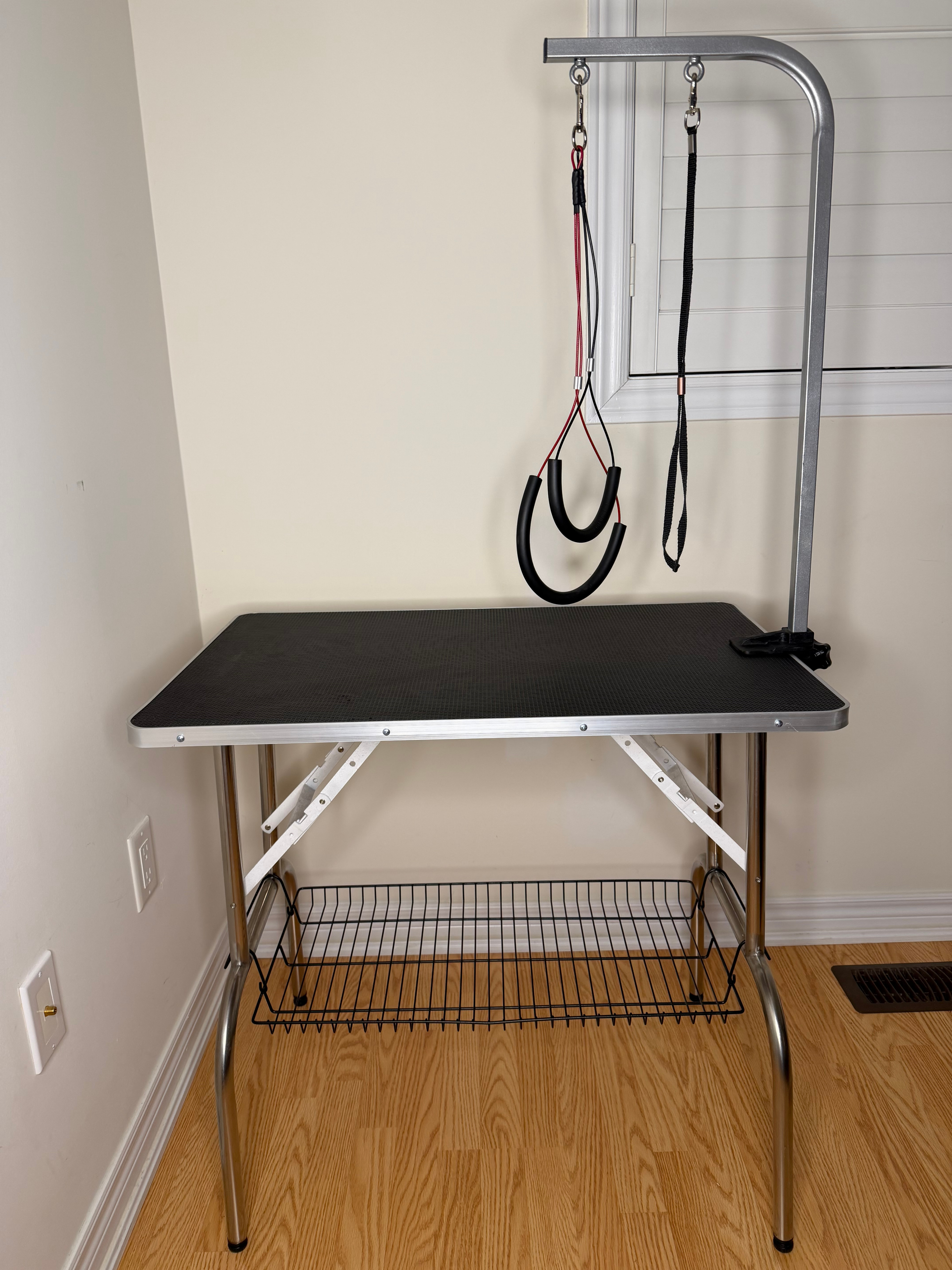 Pet Grooming Table – Sturdy, Adjustable, Great for Home Grooming