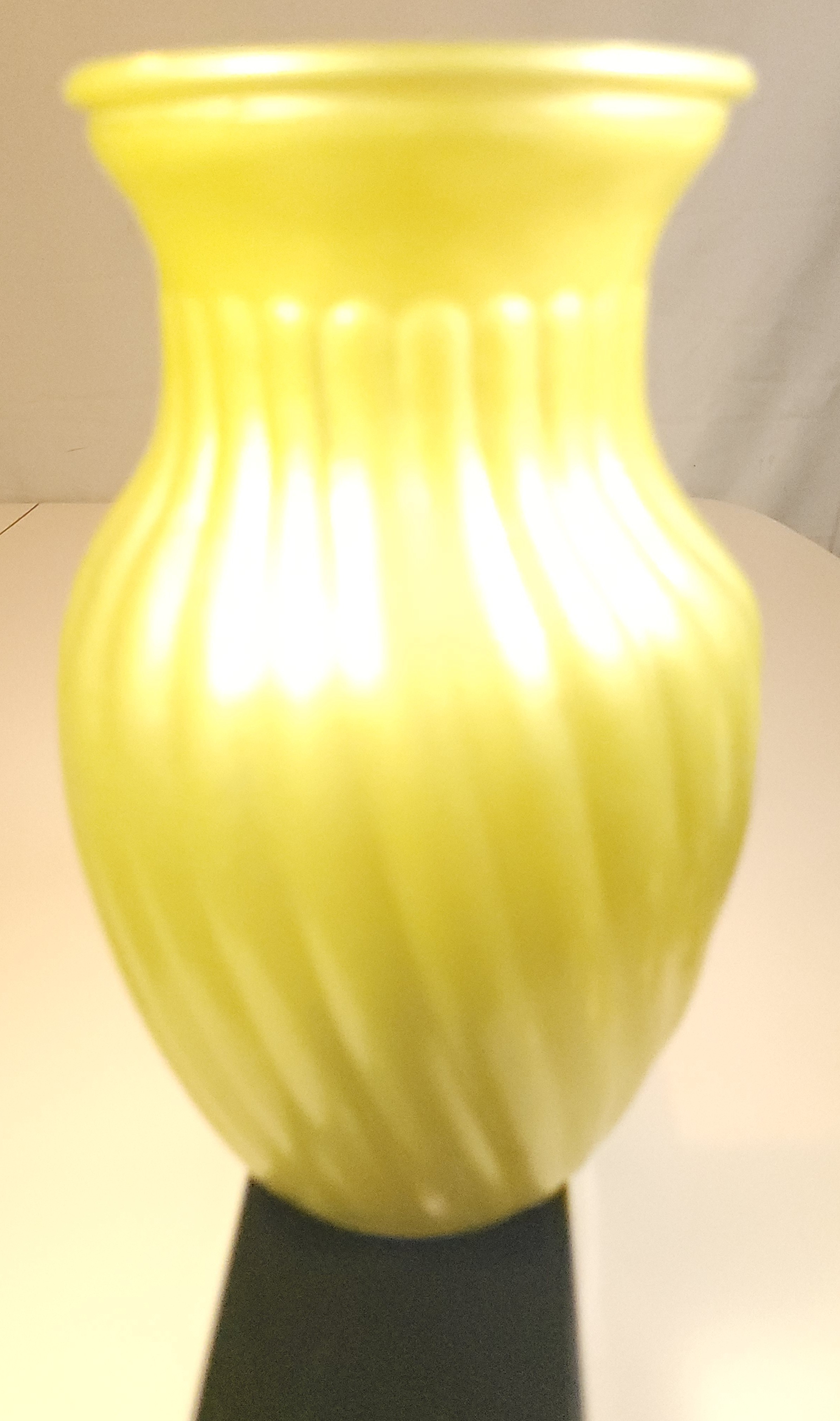 Satin Cased Glass Swirl Vase  8" Ribbed Optic Circa 60s - photo 4