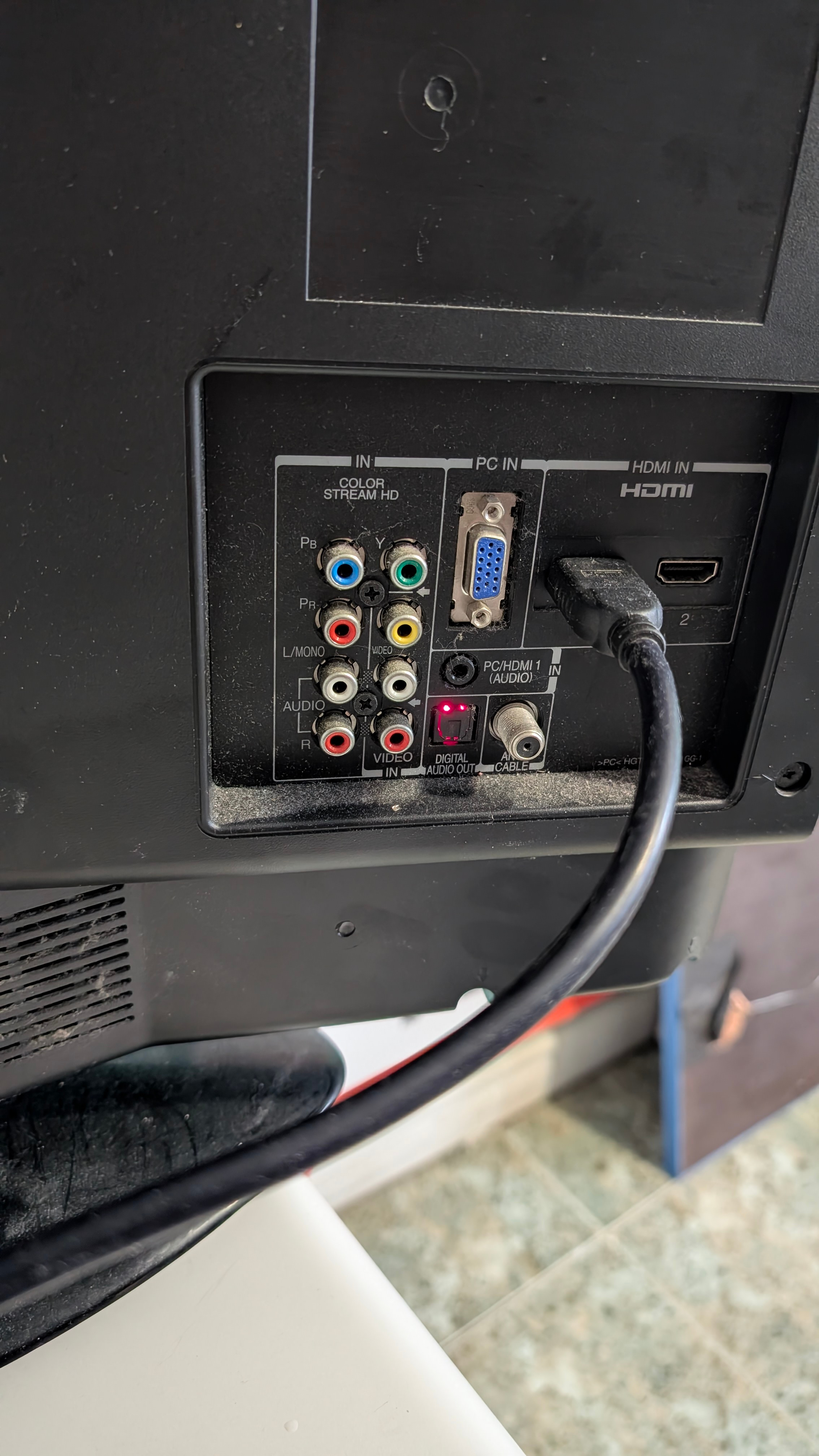 TOSHIBA 32 inch LCD TV - 1080p - photo 3