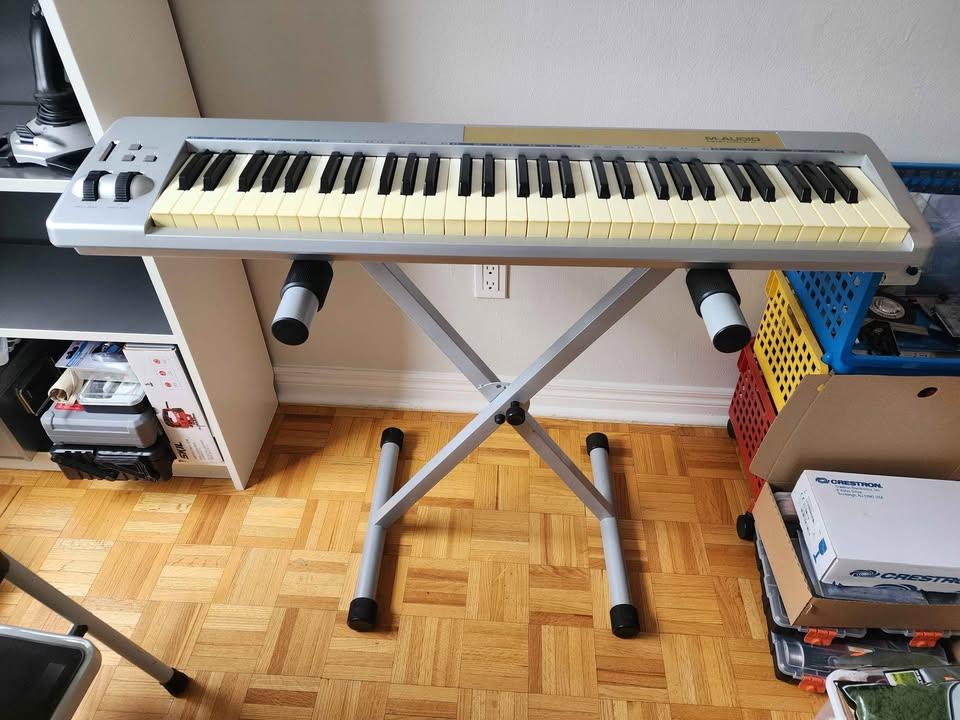 MIDI Keyboard and Adjustable Stand (M-Audio Keystation 61-es)