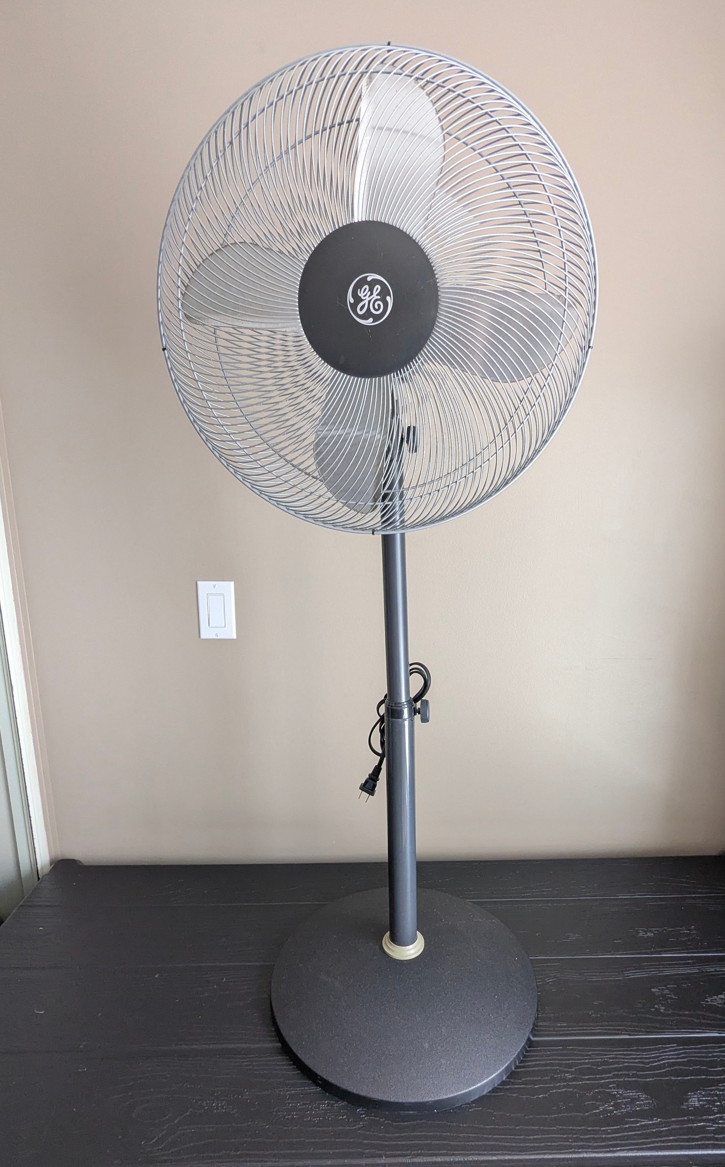 Vertical fan (1 m) 3 speeds (fully working and no damage)