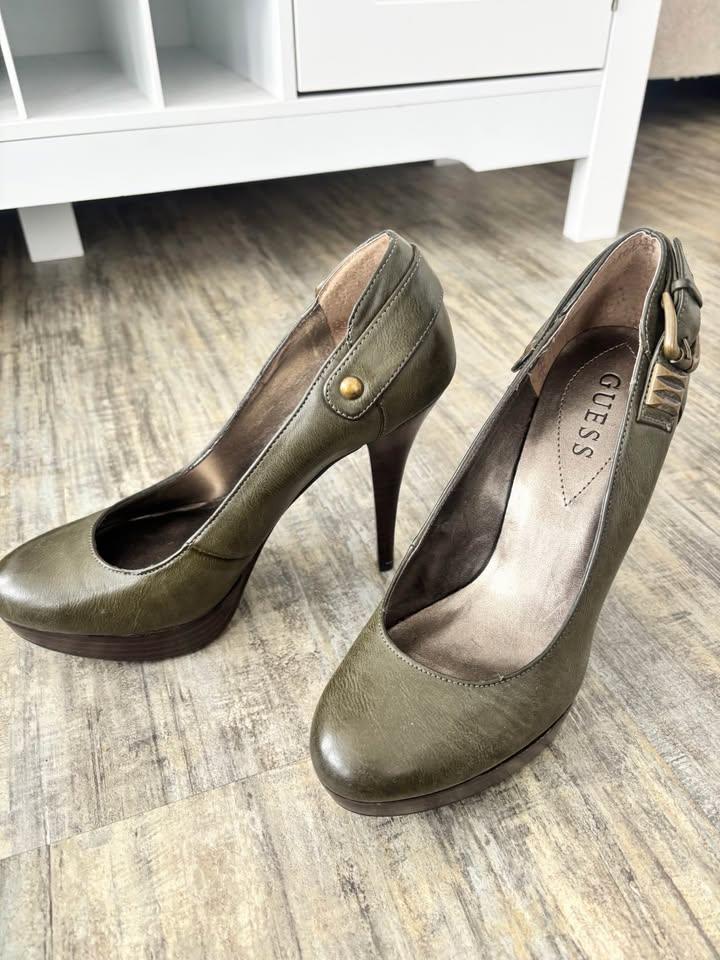 Gorgeous Size 8 high heel shoes