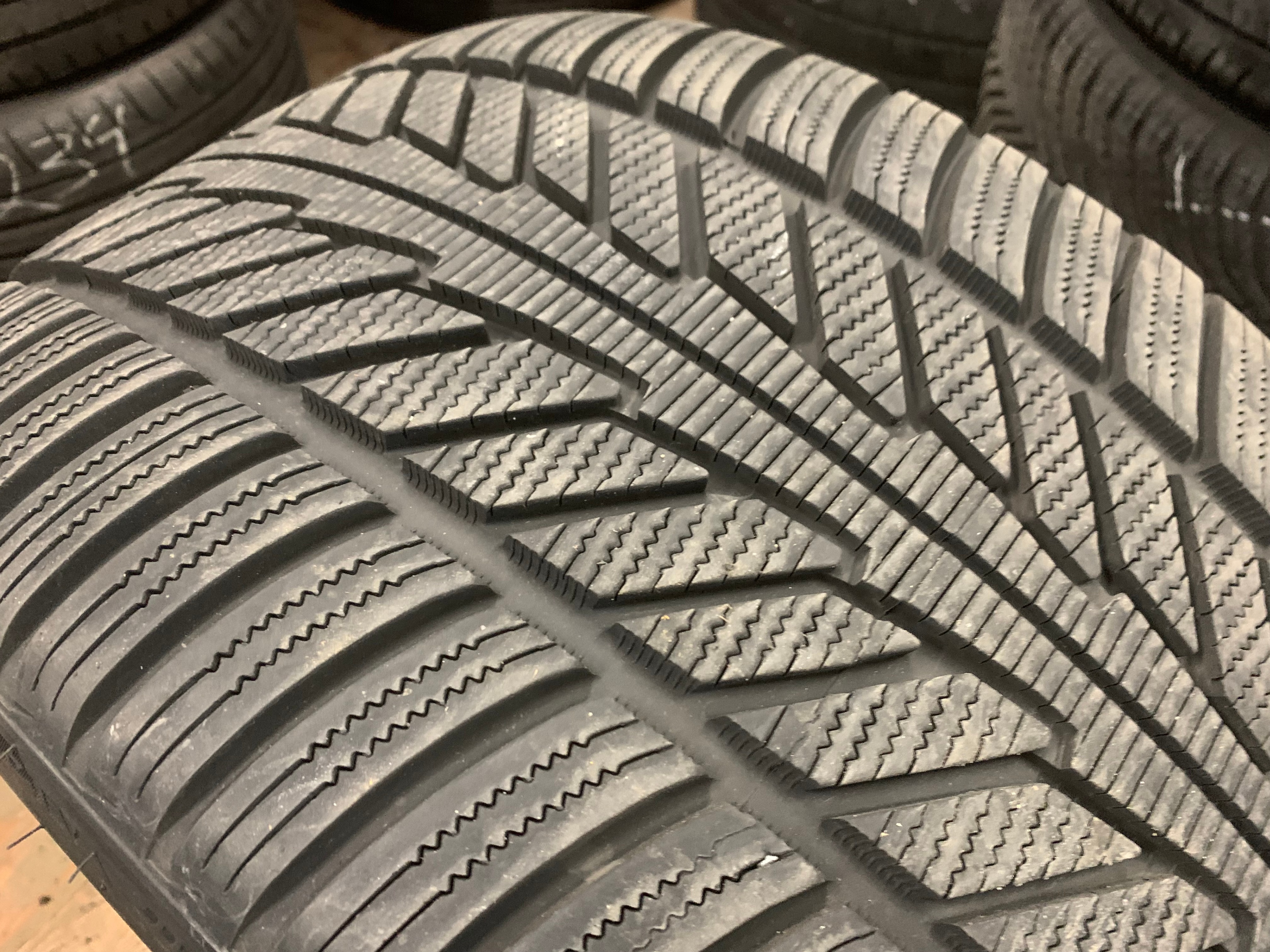 1 X single 305/30/21 M+S Hankook Ion I*Cept EV with 98% tread - photo 4