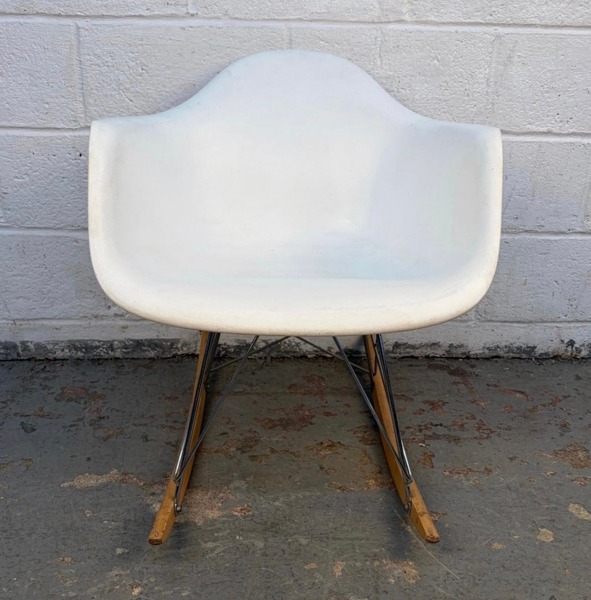 Eames style molded fiberglass rocking chair- White - photo 3