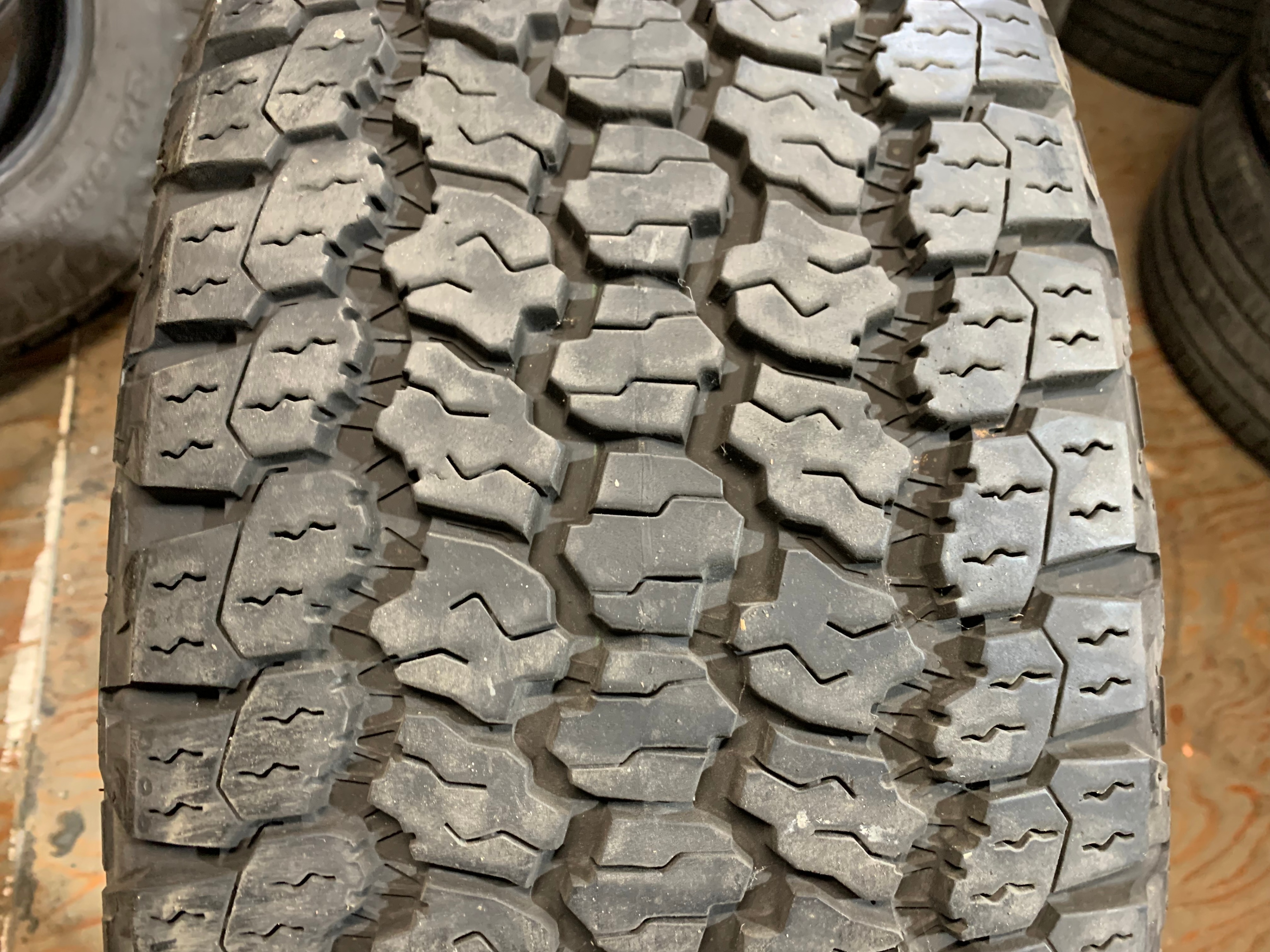 1 x single 255/60/20 Goodyear wrangler All terrain adventure 95% - photo 2