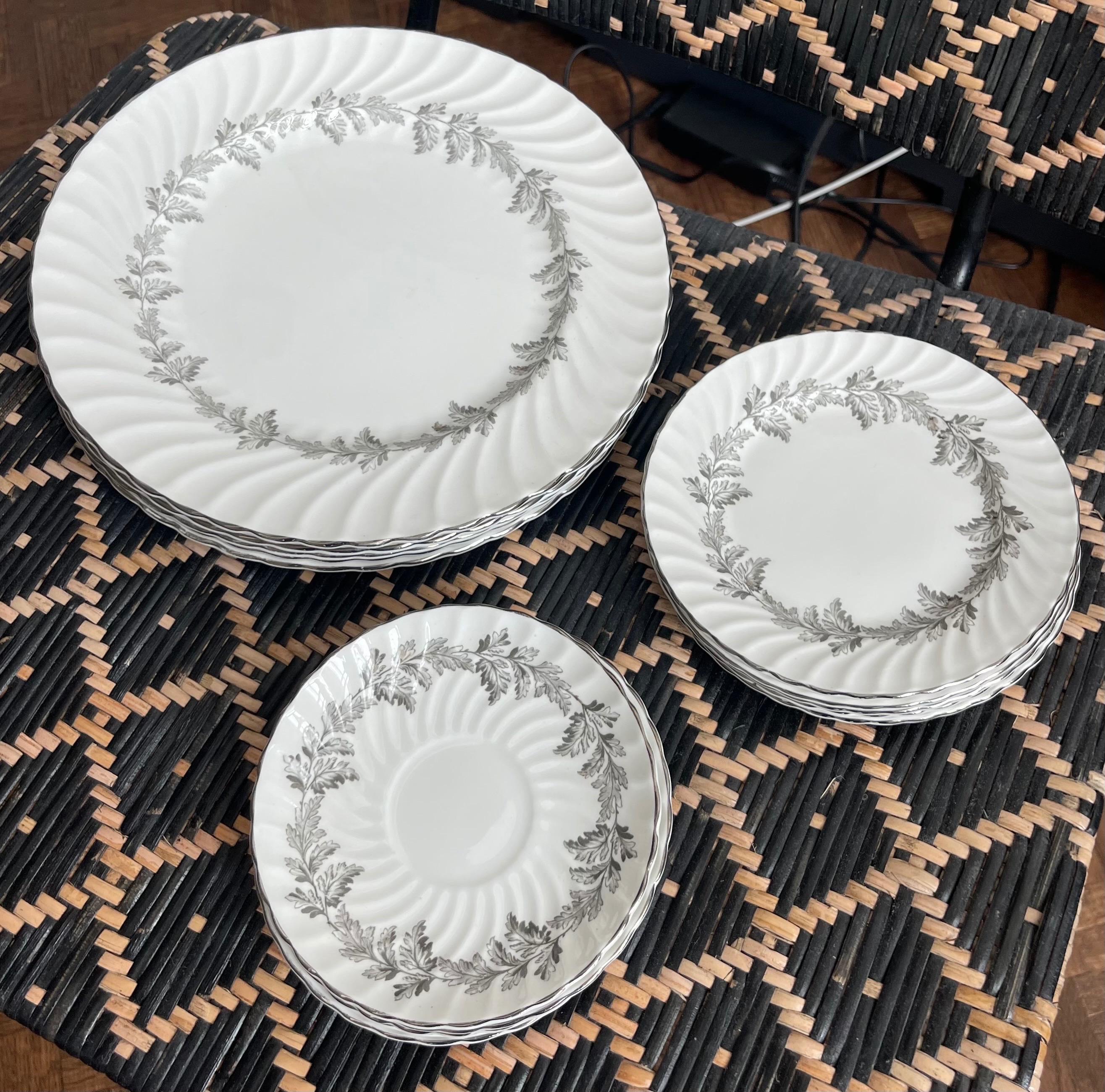 20pc Vintage Aynsley Oak Leaf Gray China Set (5 Place Settings) - photo 5