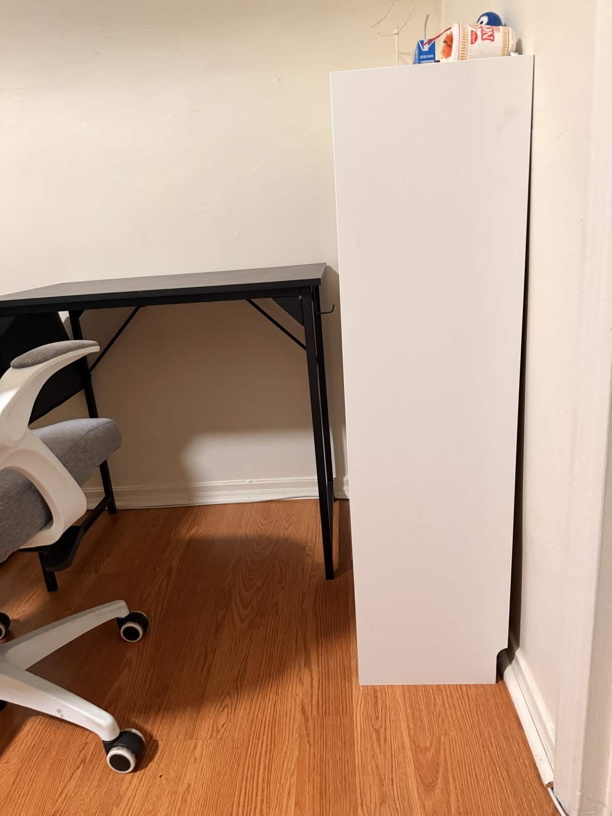 White Bookshelf / Storage Shelf – Excellent Condition - photo 2