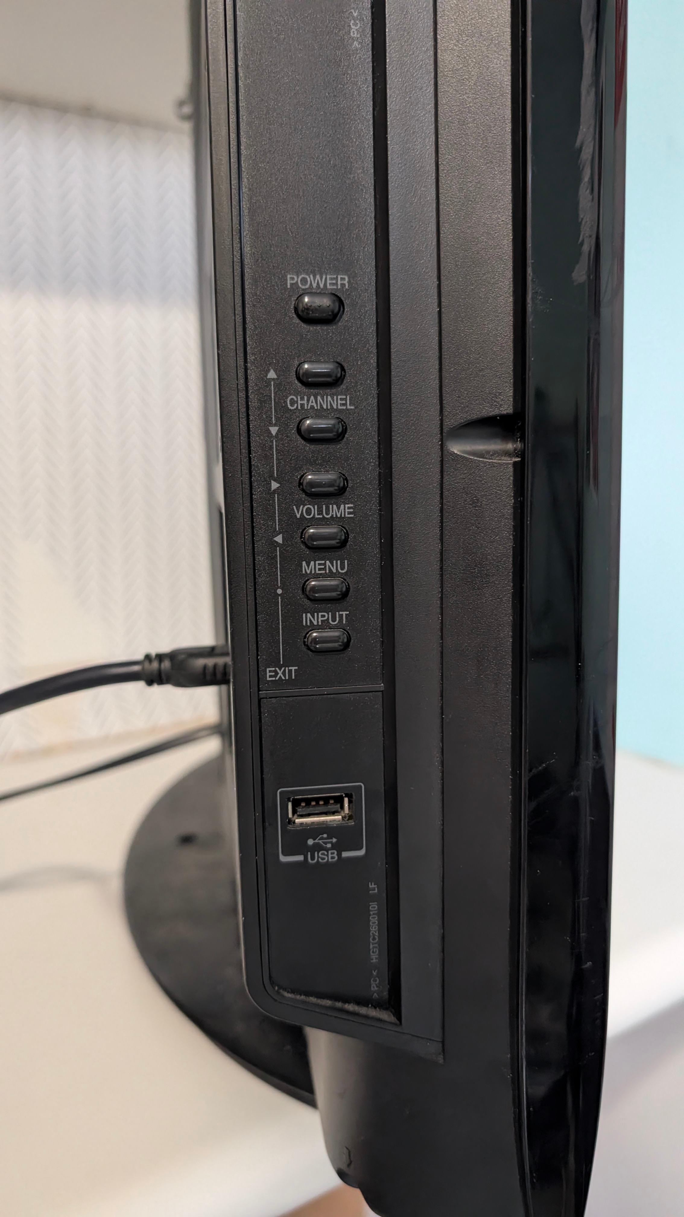 TOSHIBA 32 inch LCD TV - 1080p - photo 2