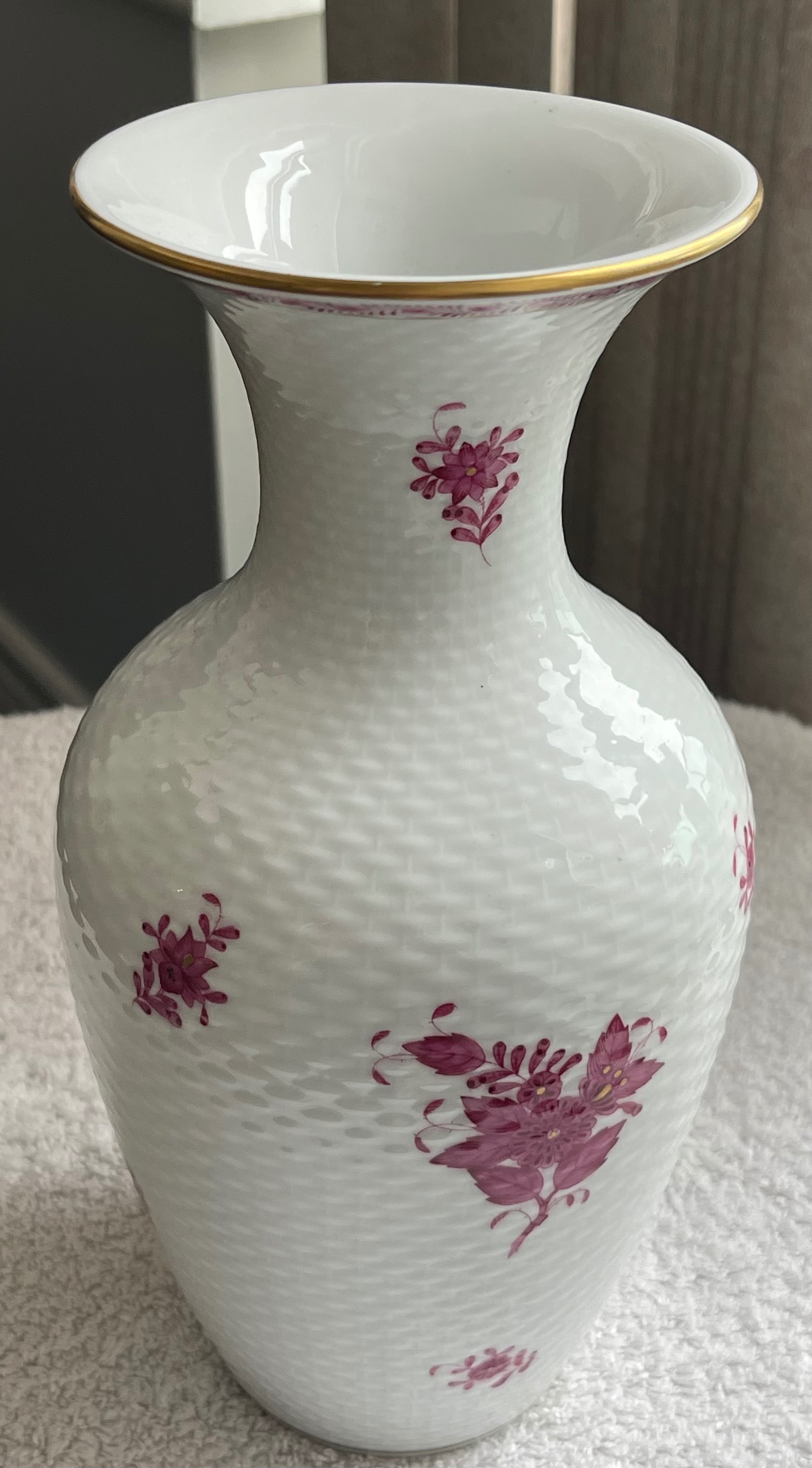 Herend Hungary 10" Raspberry Porcelain Vase - photo 3