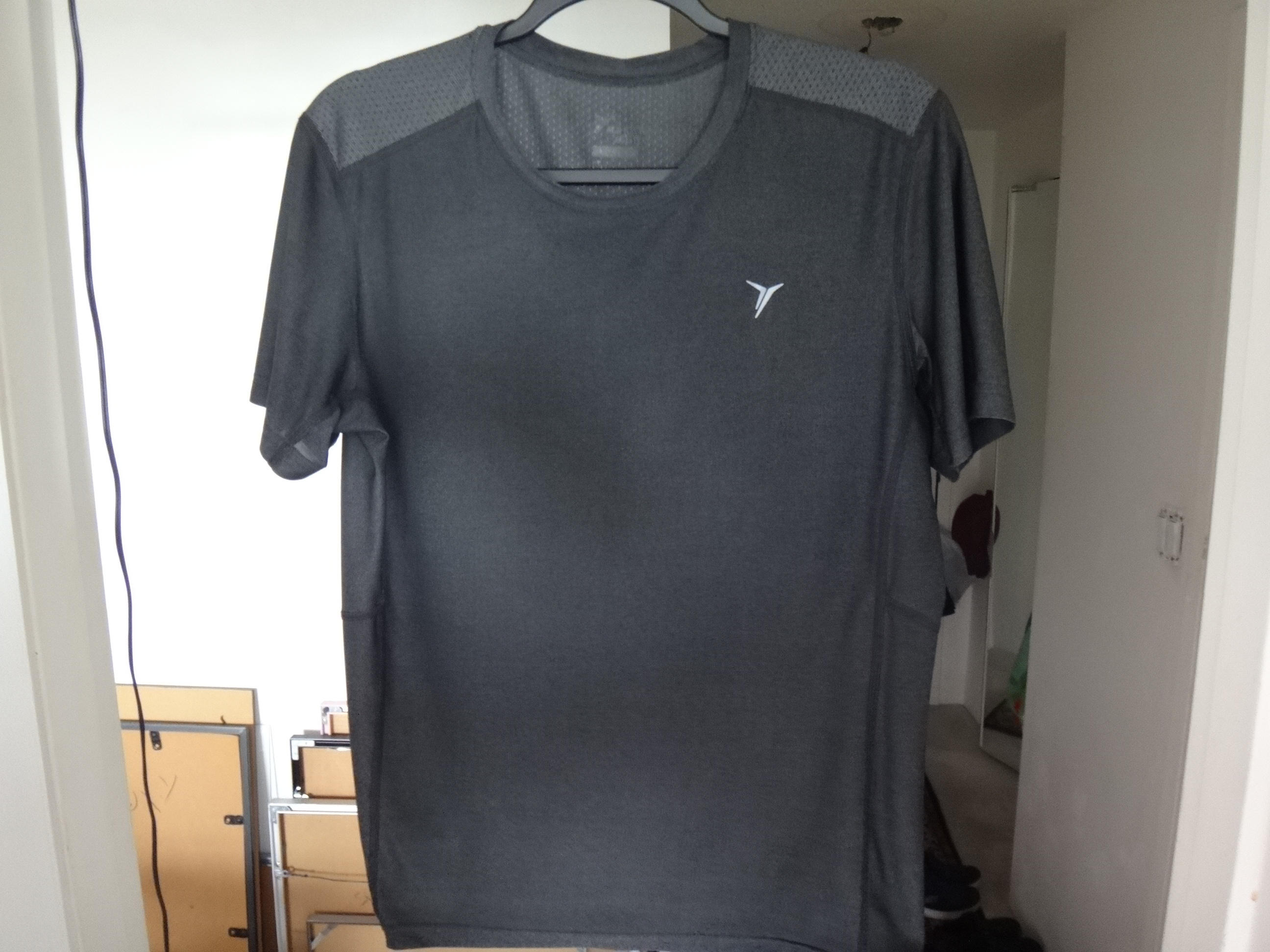 ✅♻️OLD NAVY ACTIVE Men's Small Dark Grey Patterned Back T-Shirt