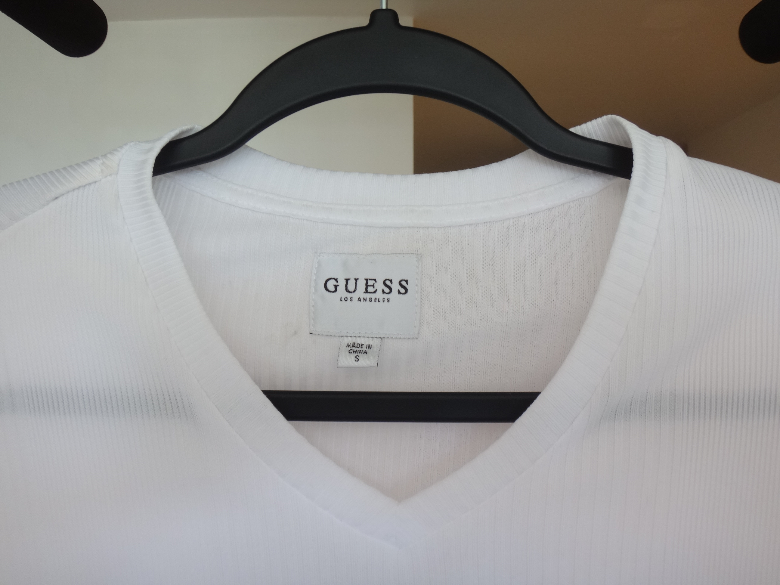 ✅👍🆕GUESS Men's Small Vertical Stripes Knit White V-Neck T-Shirt - photo 3