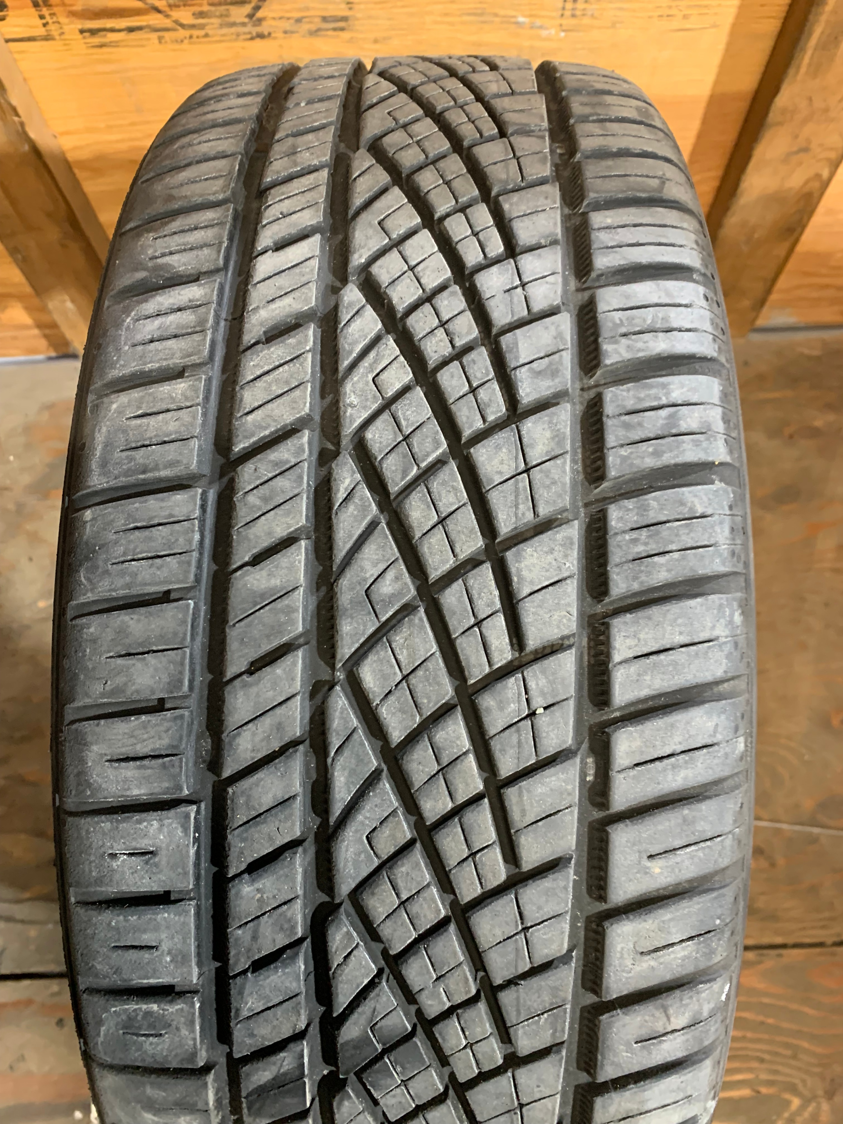 1 X single 225/40/19 Conti extreme contact DWS 06+ w 80% tread
