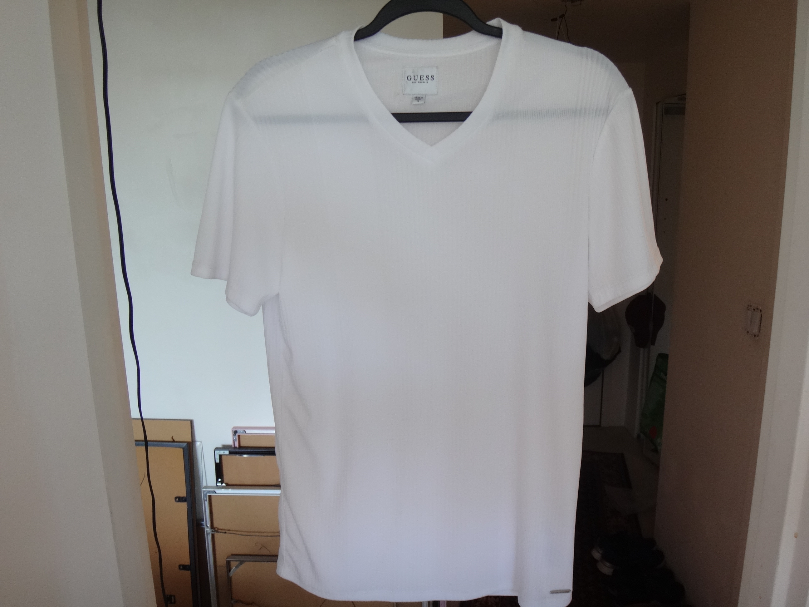 ✅👍🆕GUESS Men's Small Vertical Stripes Knit White V-Neck T-Shirt