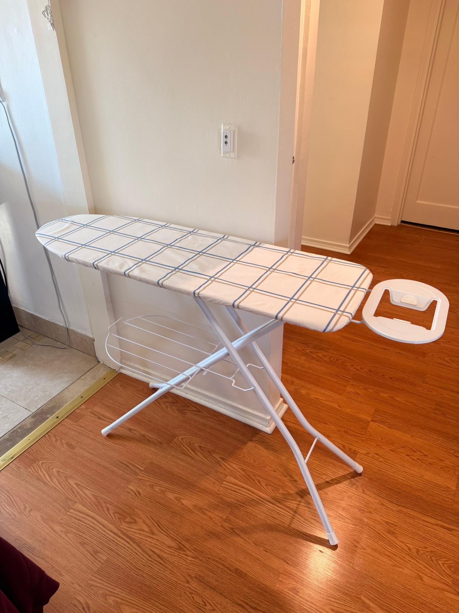 Iron + Ironing Board Set – Excellent Condition - photo 2
