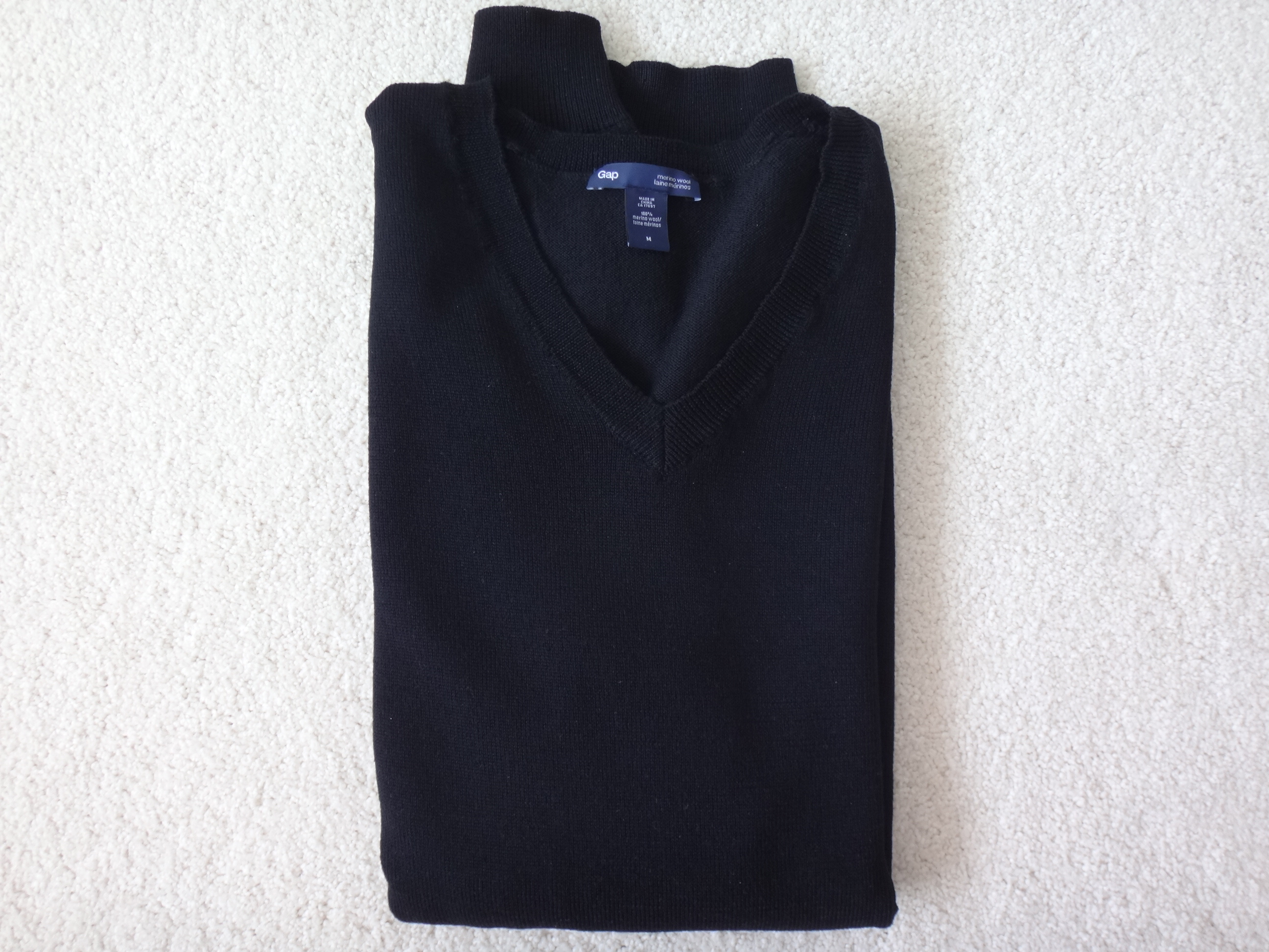 ✅♻️Gap Men's Medium Merino Wool Black V-Neck Sweater