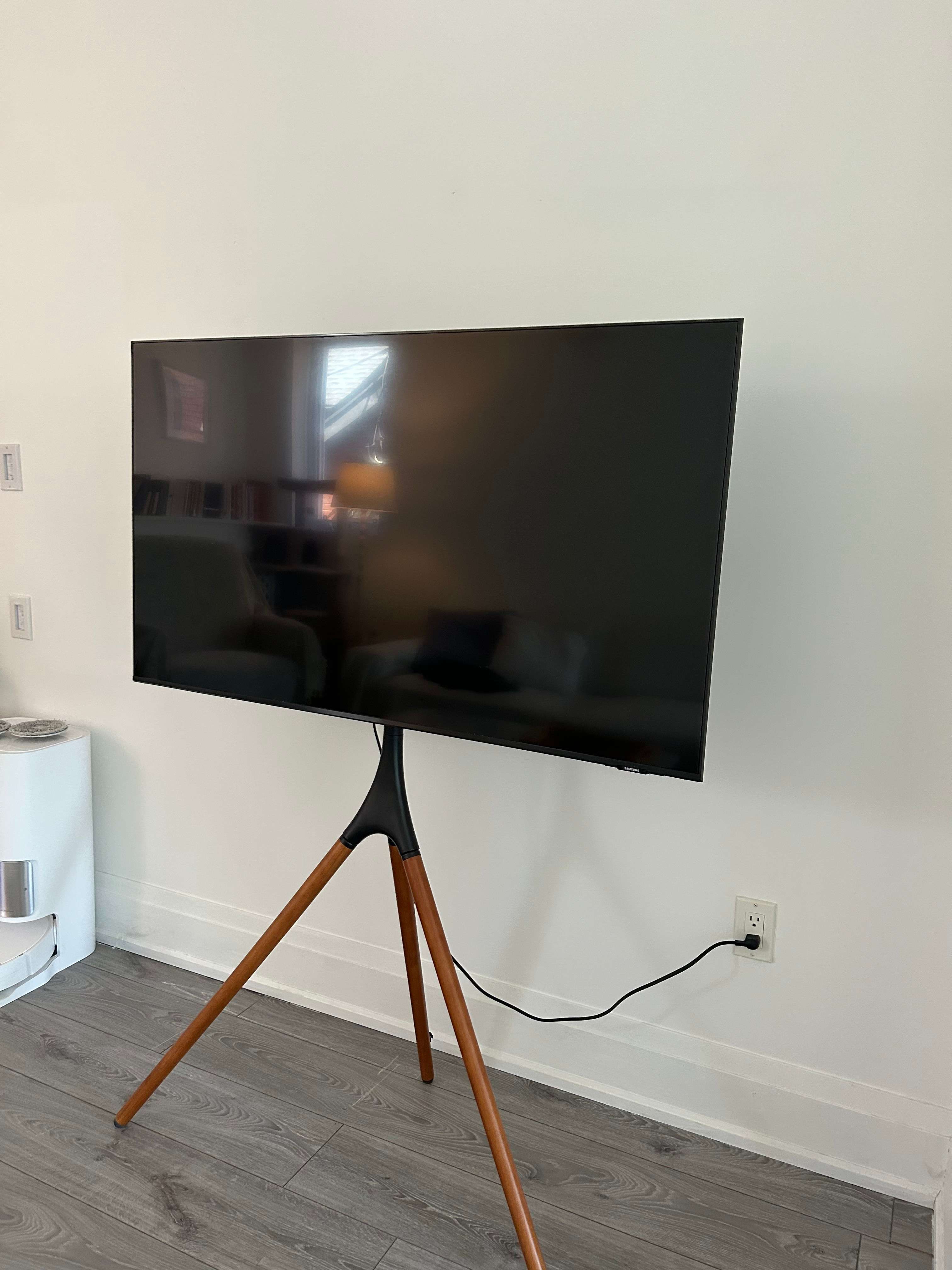 50" Samsung 4K Smart TV + VIVO Wood Easel Stand Bundle - photo 2