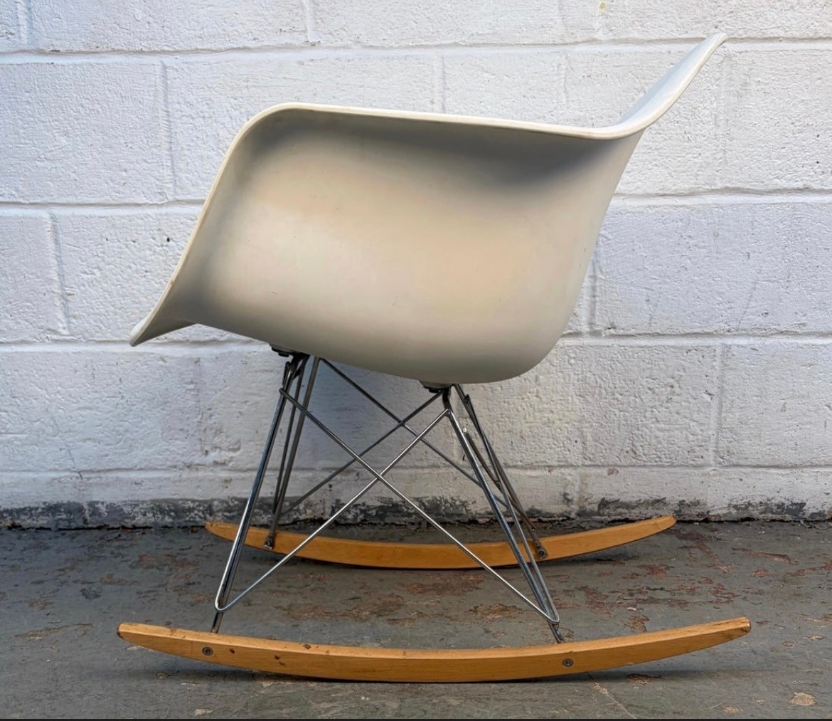 Eames style molded fiberglass rocking chair- White - photo 4