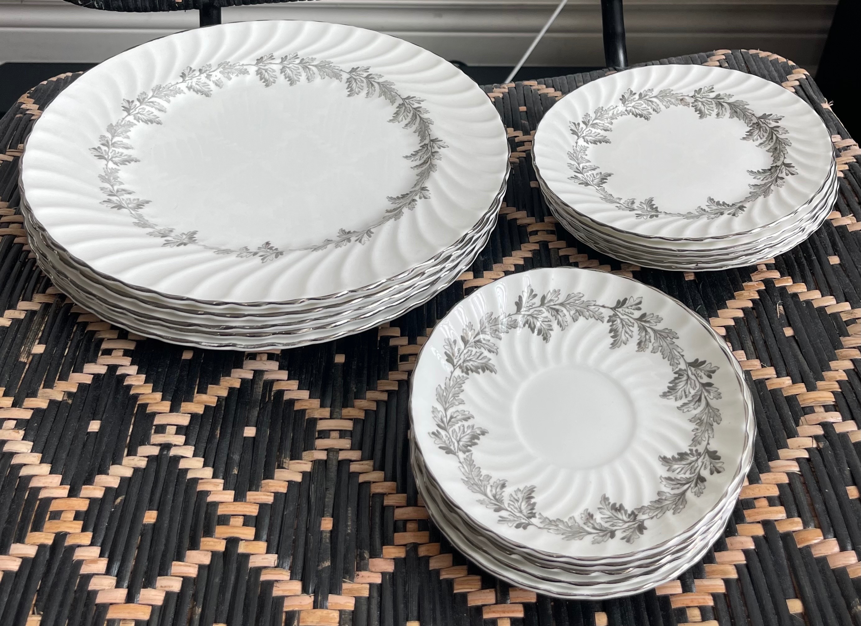 20pc Vintage Aynsley Oak Leaf Gray China Set (5 Place Settings) - photo 4