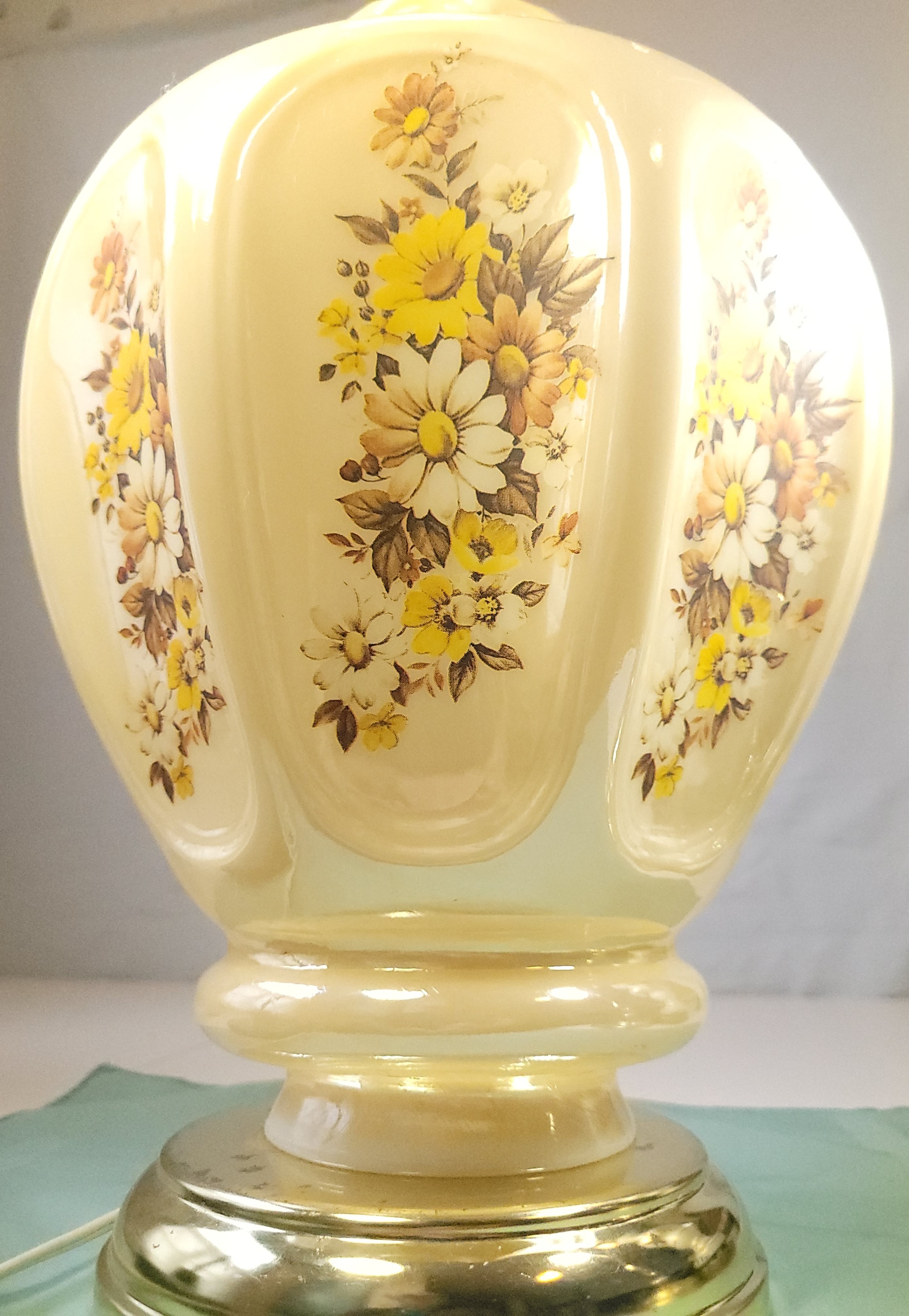 1970s Large 25" Milk Glass Lamp Yellow Daisy Wildflower Floral - photo 5