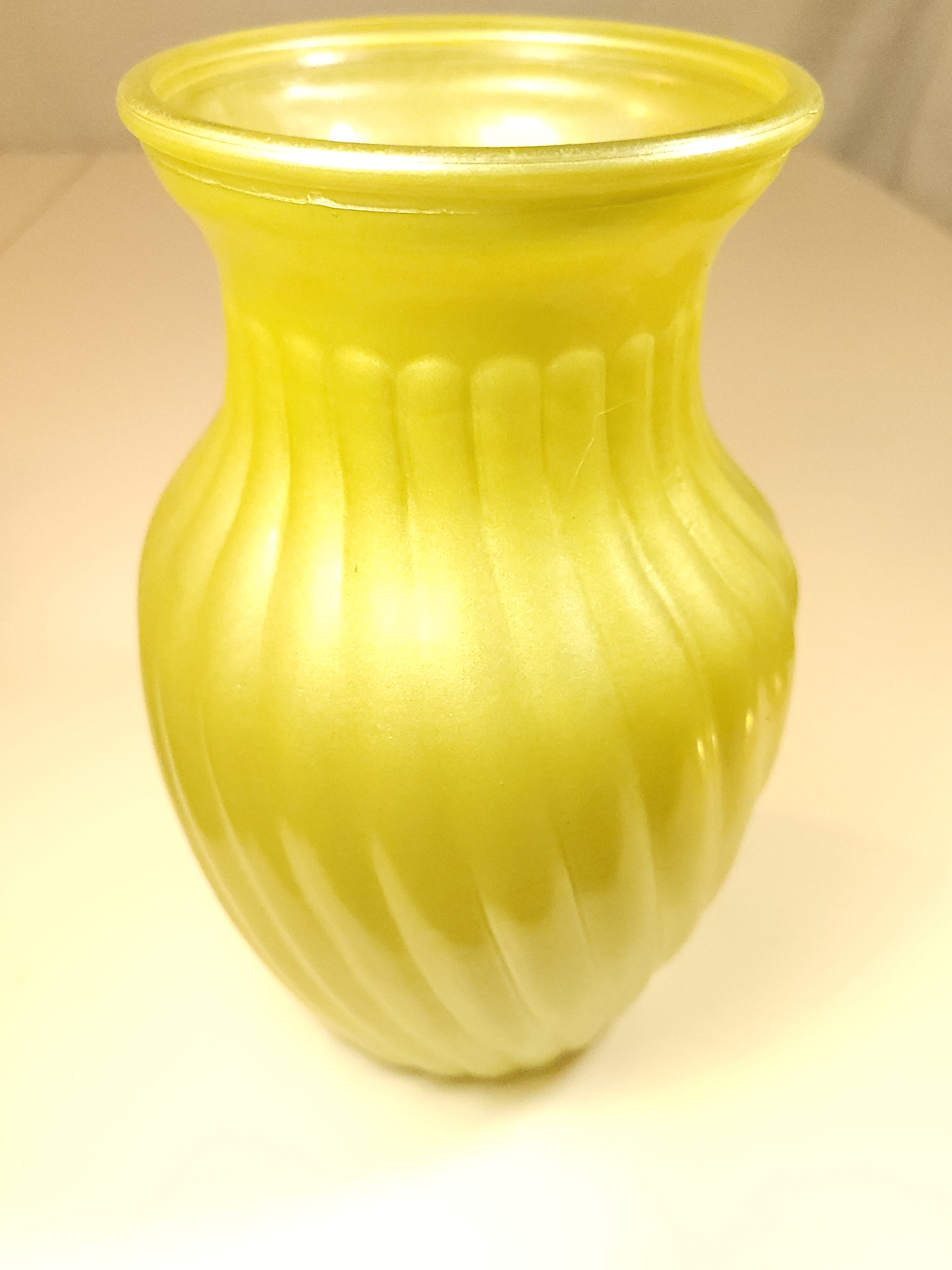 Satin Cased Glass Swirl Vase  8" Ribbed Optic Circa 60s - photo 5