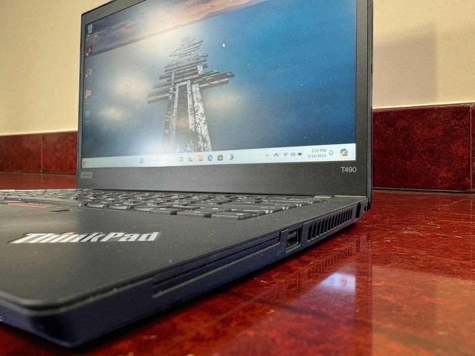 Lenovo ThinkPad T490 Laptop