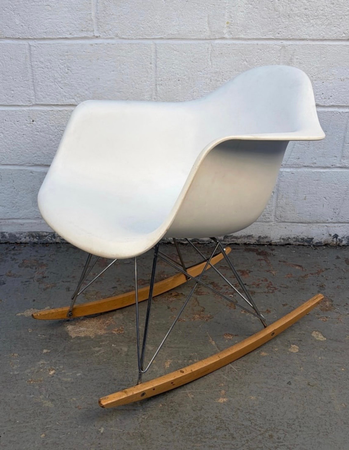 Eames style molded fiberglass rocking chair- White - photo 2