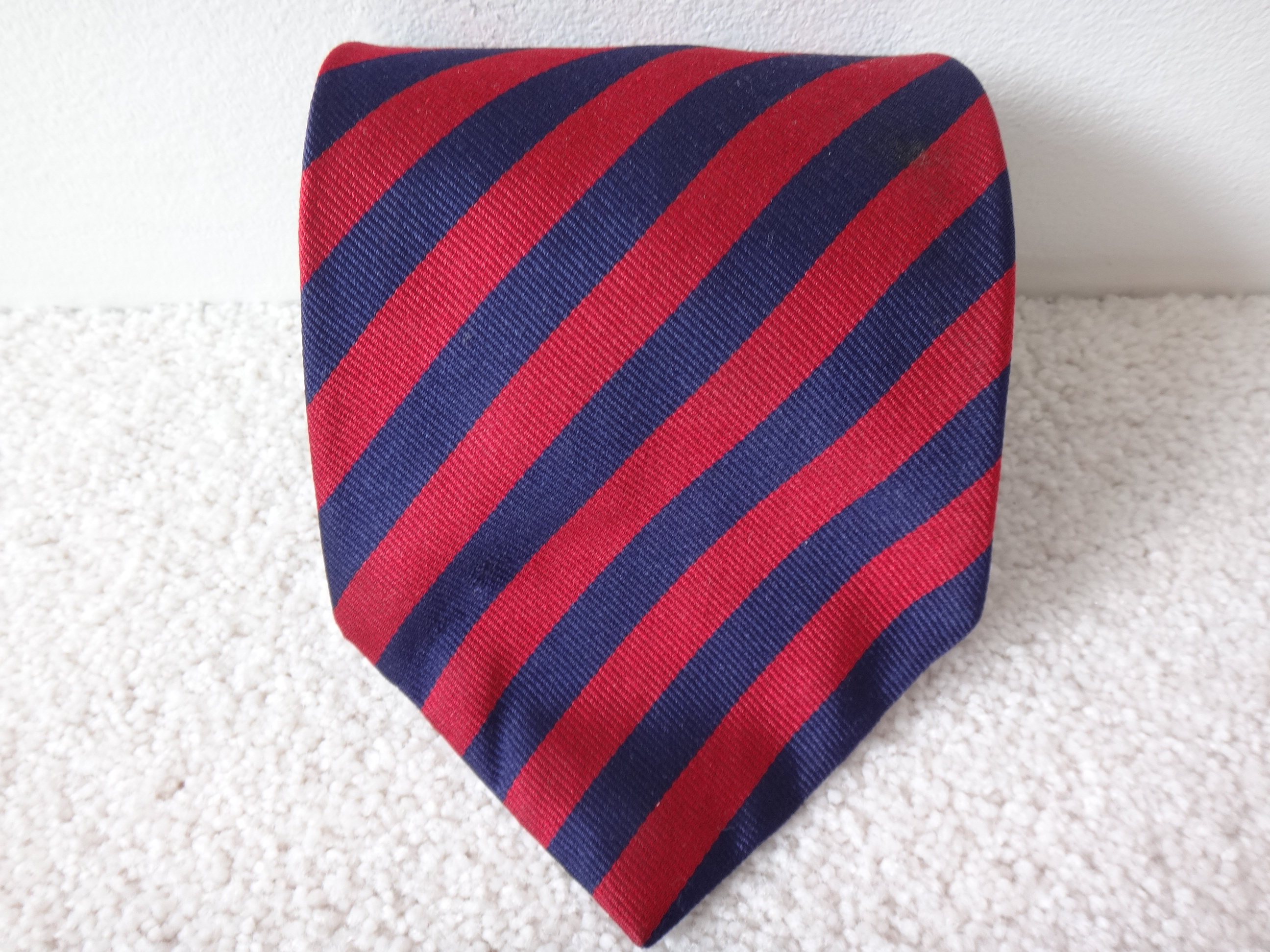 ✅♻️V A N H E U S E N Navy Blue & Red Striped Silk Tie