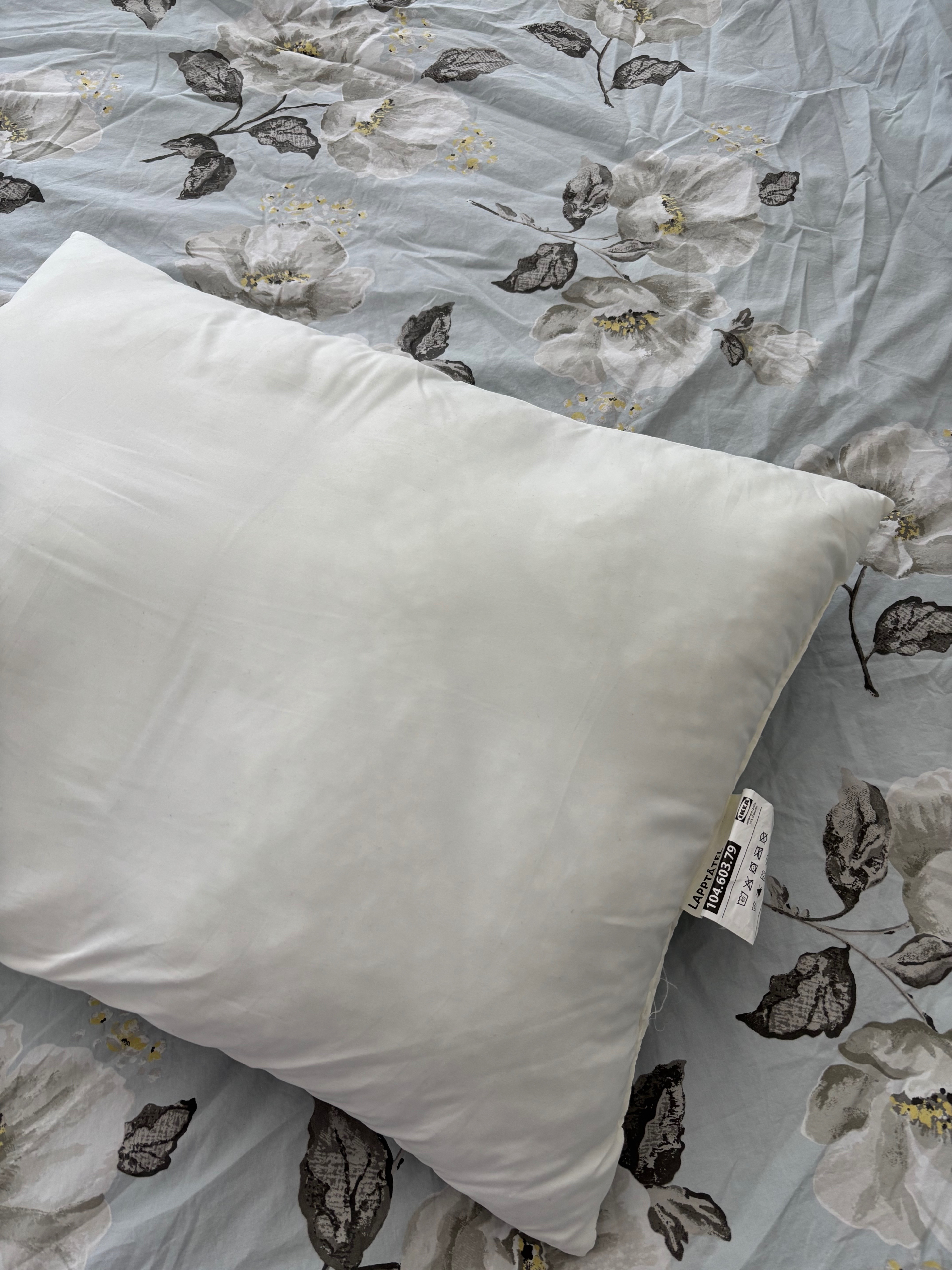 Ikea pillow barely used - photo 2