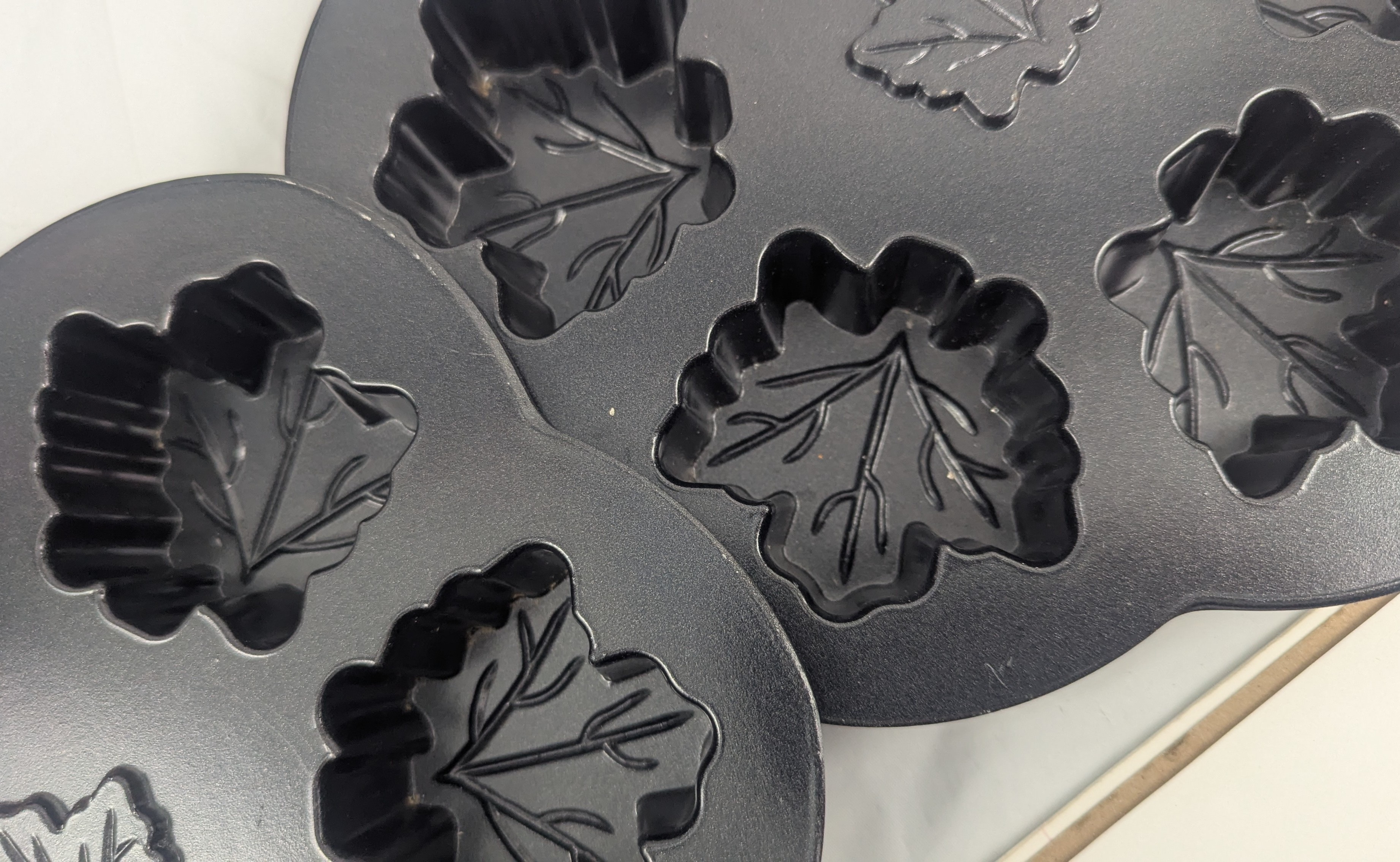 Nordic Ware Cast Aluminum Autumn Fall Maple Leaf Nonstick Pan - photo 4