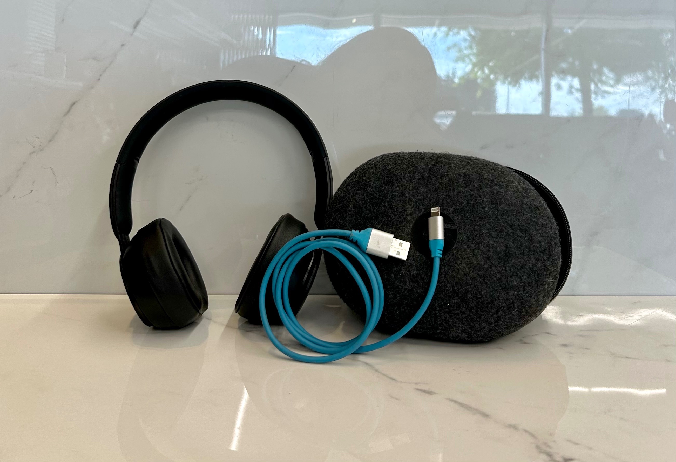 Beats Solo Pro Wireless W/ Case