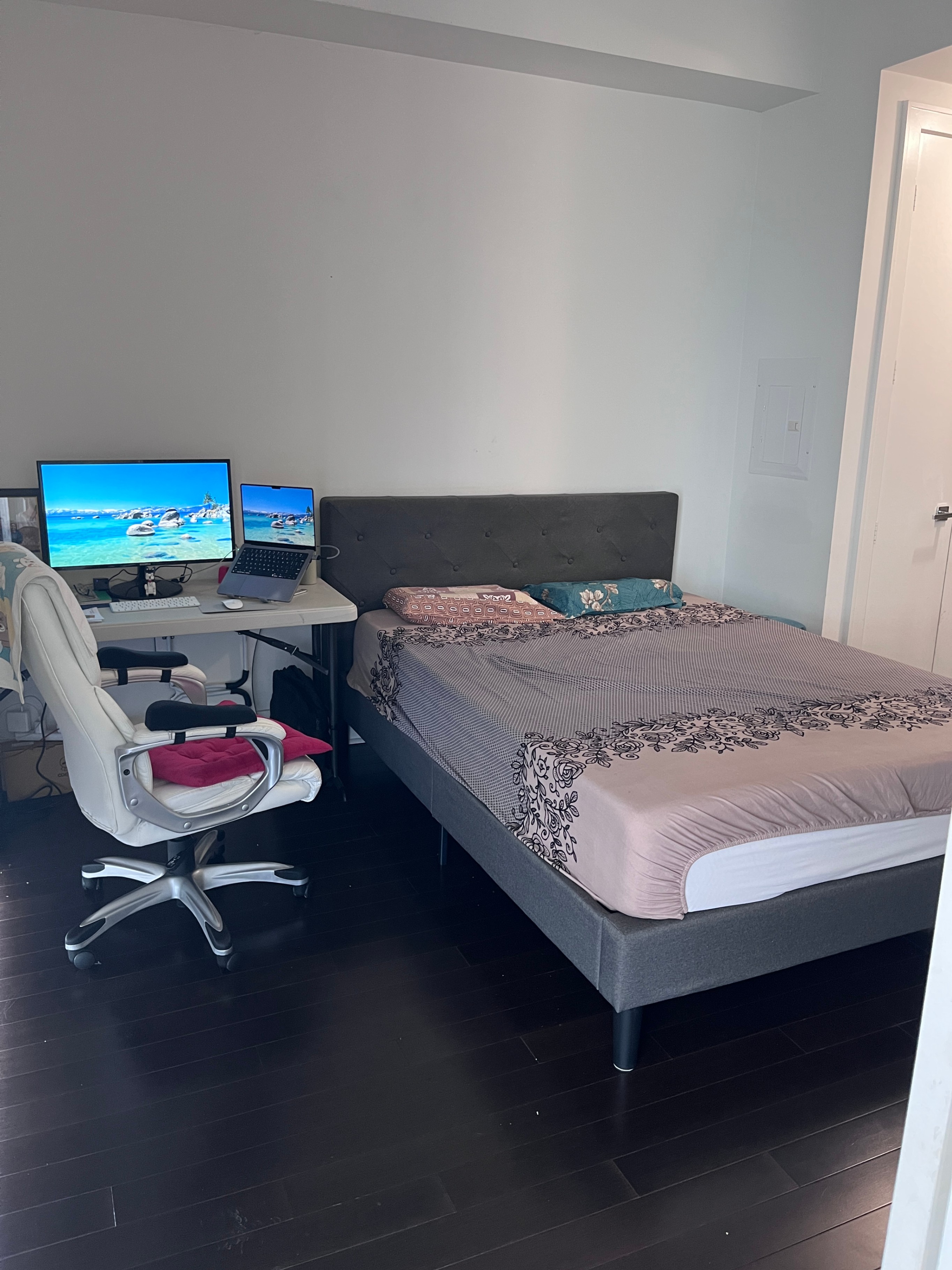 Male Roommate Wanted – Private Room in Downtown Toronto - photo 2